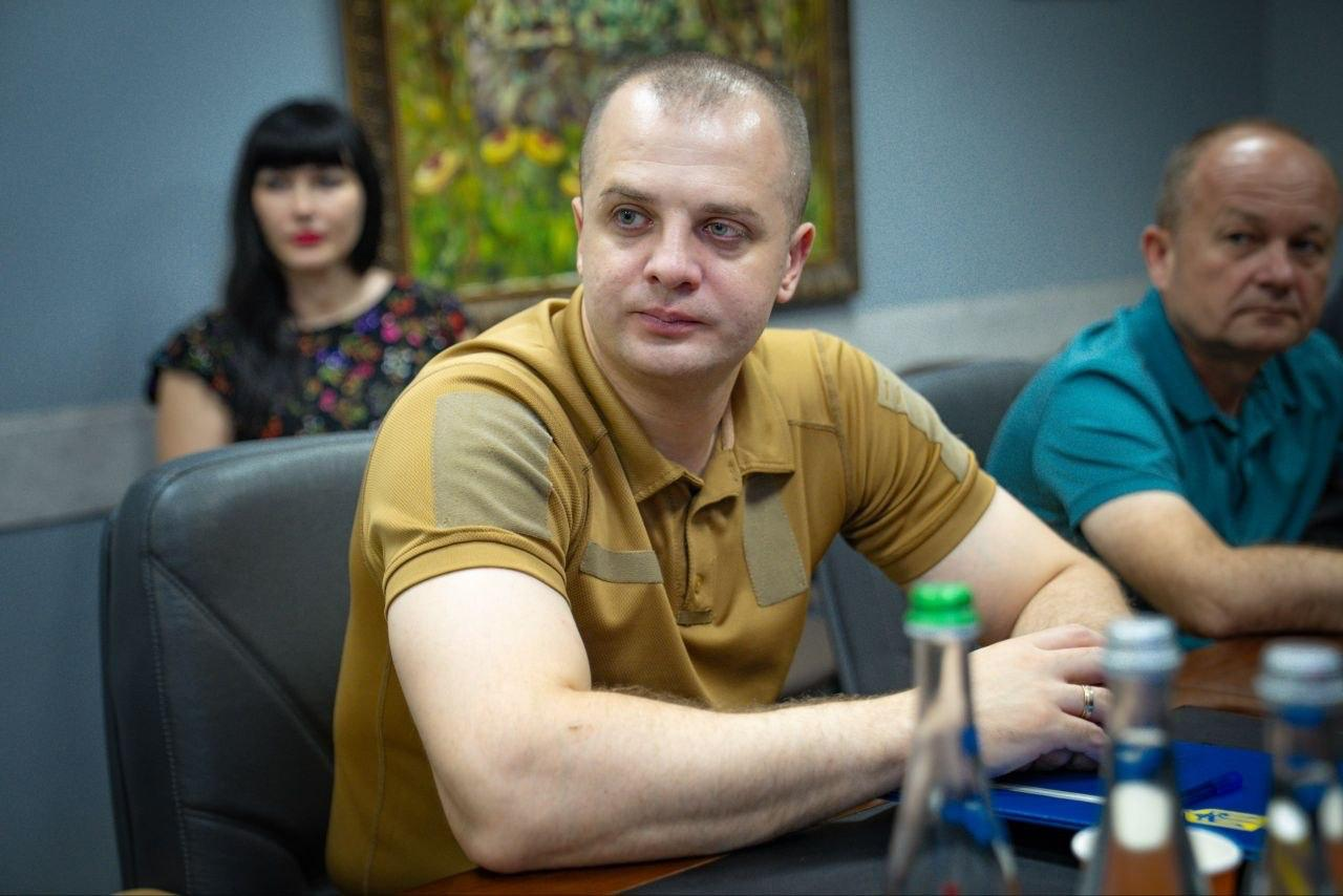 На передньому плані — начальник Херсонської МВА Ярослав Шанько під час засідання Координаційного штабу з питань реалізації комплексних планів стійкості регіонів, захисту критичної інфраструктури та розподіленої генерації.