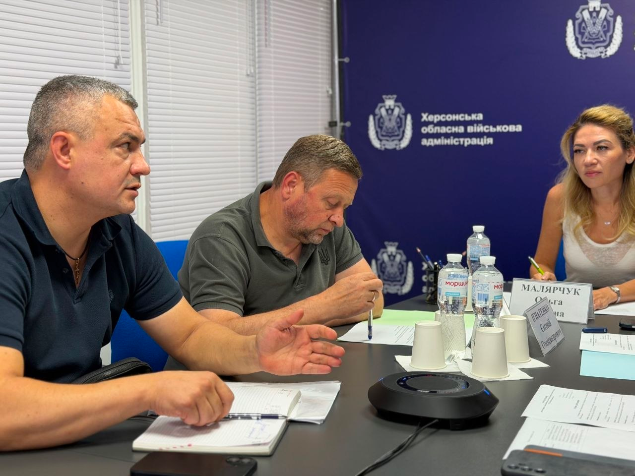 Робоча нарада під головуванням заступниці начальника Херсонської ОВА Ольги Малярчук з питань інженерно-технічного захисту об’єкта, у якій ліворуч від неї за столом беруть участь перший заступник начальника ОВА Дмитро Бутрій та ще один учасник наради.