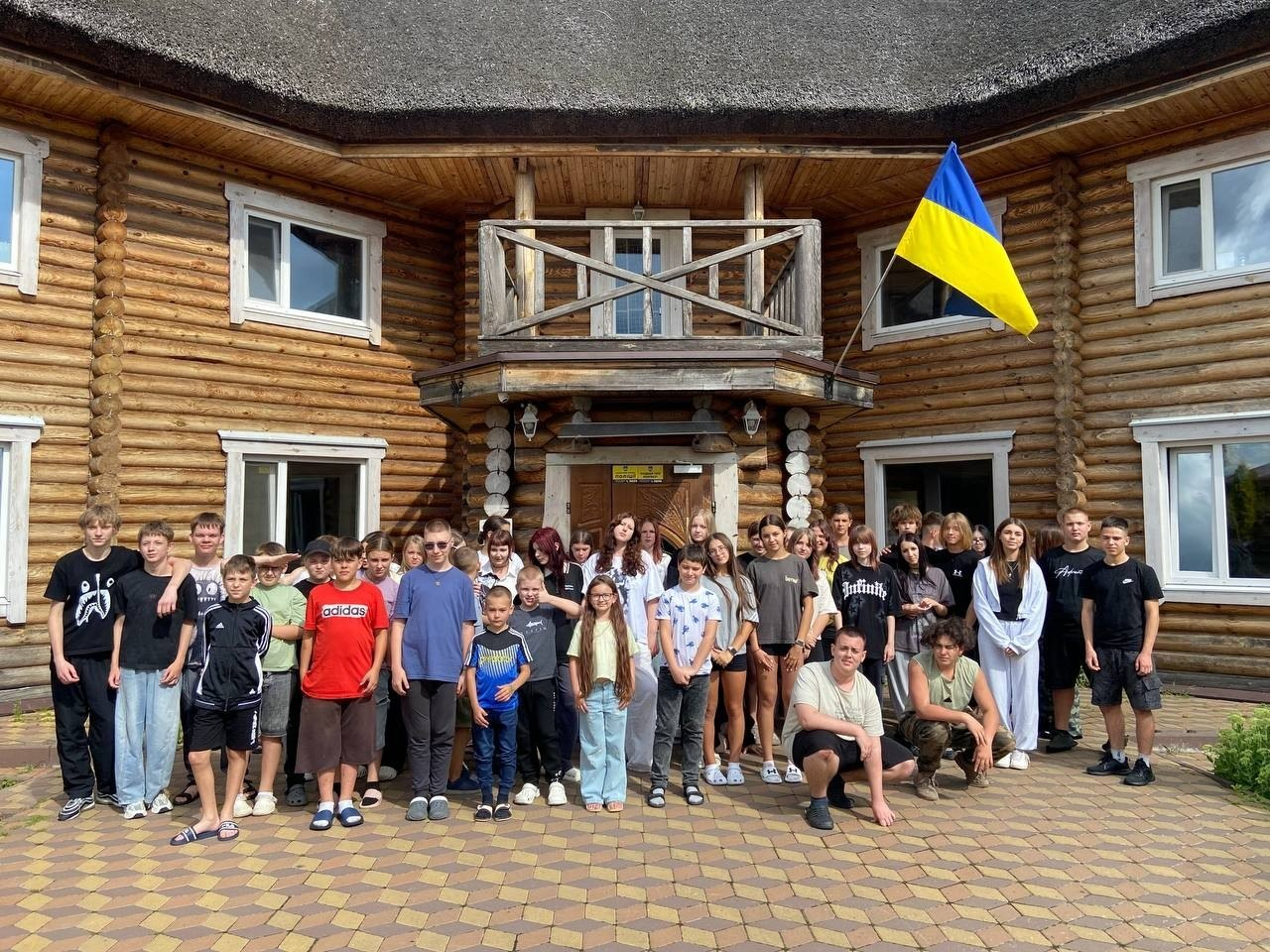Група дітей із Херсонщини разом із тренером позують на тлі футбольних воріт під час відпочинку та психологічної реабілітації у дитячому таборі в межах проєкту ГО «Севен Філдс».