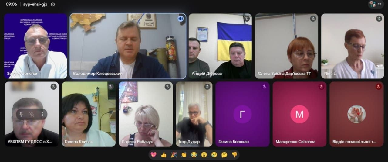 Скриншот робочої онлайн-наради в Google Meet щодо організації харчування учнів Херсонського району. На екрані відображаються вікна учасників зустрічі, серед яких начальник Херсонської РВА Сергій Гончар (віконце «Sergey Gonchar» ліворуч зверху), заступник голови Херсонської ОДА Володимир Клюцевський (поруч) та начальник Чорнобаївської СВА Ігор Дудар (у нижньому ряду по центру). Також на екрані видно інших посадовців Херсонщини та представників територіальних громад.