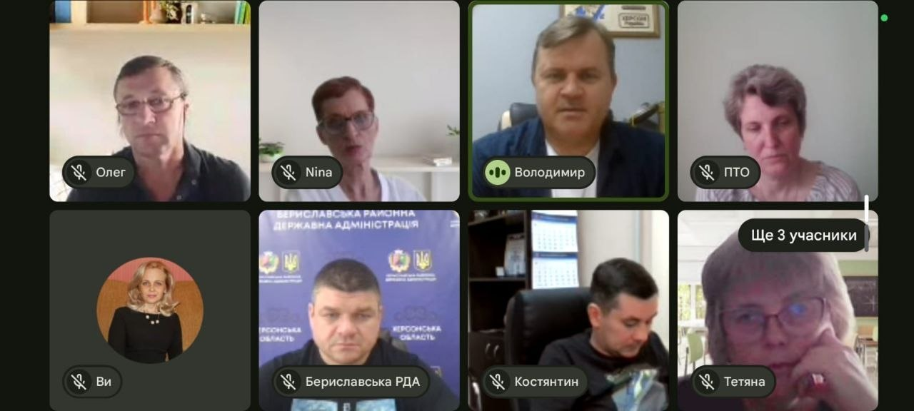 Скриншот робочої онлайн-наради в Google Meet щодо організації навчання в закладах освіти. На екрані в два ряди розташовані вікна учасників відеоконференції, серед яких заступник голови Херсонської ОДА Володимир Клюцевський (віконце «Володимир» у верхньому ряду), начальник Бериславської РВА Володимир Літвінов (віконце «Бериславська РДА» у нижньому ряду) та начальник Високопільської СВА Костянтин Стародумов (віконце «Костянтин» поруч із ним). Також на екрані видно інших посадовців та представників освітньої сфери.