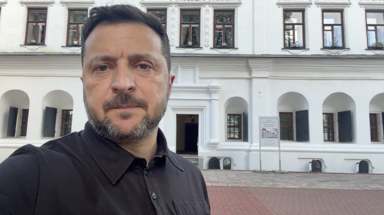 Президент України Володимир Зеленський у вечірньому відеозверненні повідомляє про перше за довгий час використання Росією балістичної ракети з Північної Кореї під час удару по селищу Радушне на Дніпропетровщині.