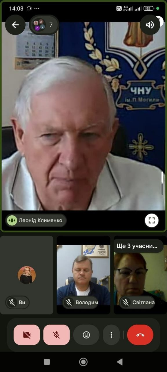 Скриншот онлайн-наради в Google Meet, де у головному вікні виступає ректор ЧНУ імені Петра Могили Леонід Клименко на тлі прапора університету, а внизу відображаються інші учасники зустрічі, зокрема заступник голови Херсонської ОДА Володимир Клюцевський.