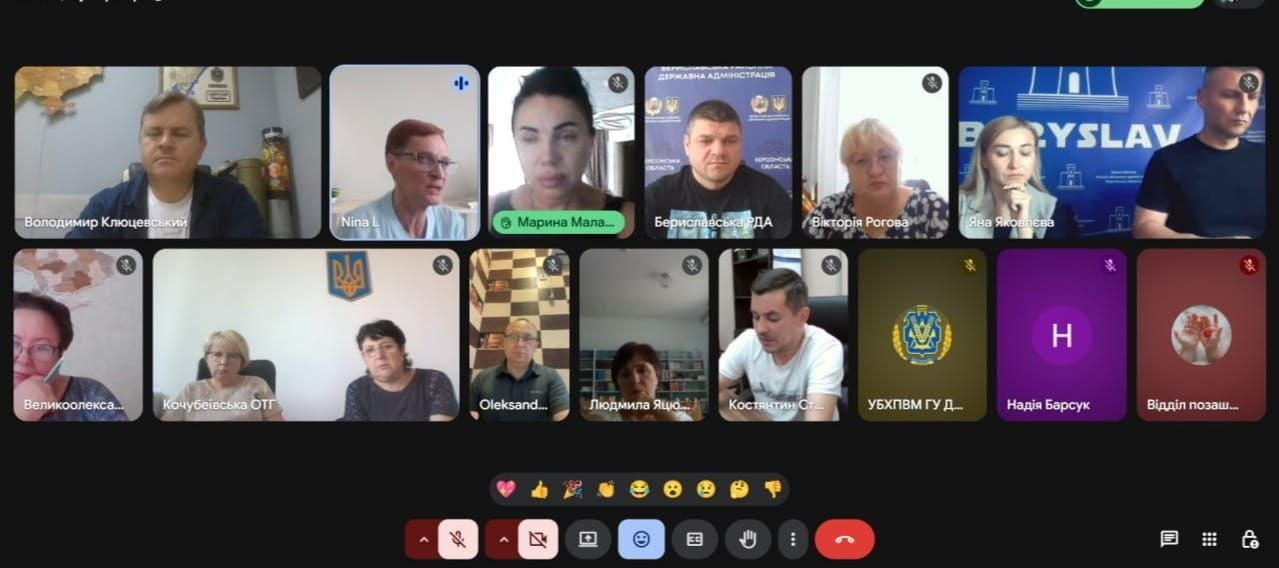 Скриншот робочої онлайн-наради в Google Meet щодо забезпечення учнів гарячим харчуванням під керівництвом заступника голови Херсонської ОДА Володимира Клюцевського. На екрані відображено сітку з вікнами учасників зустрічі, серед яких представники Держспоживслужби Херсонської області, посадовці Херсонської ОДА, начальники Бериславської РДА, Кочубеївської СВА, Великоолександрівської СВА та інших військових адміністрацій Бериславського району.