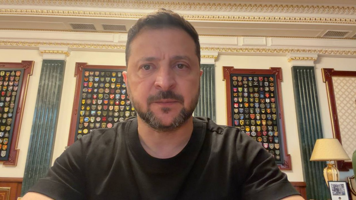 Президент України Володимир Зеленський виступає зі зверненням про важливість політичного рішення партнерів щодо передачі ракет для систем «Петріот», на тлі інтер'єру Офісу Президента зі стендами військових шевронів.