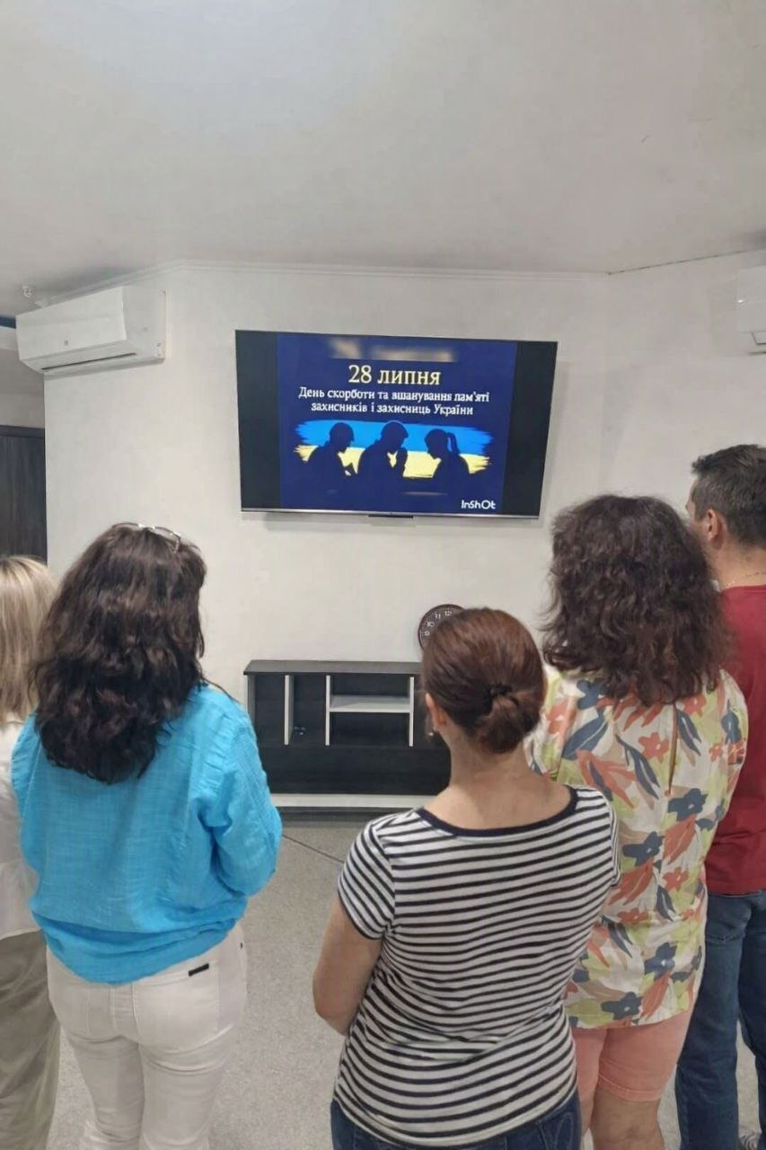 Учасники заходу в Координаційному центрі «Вільні разом» у Черкасах хвилиною мовчання та переглядом тематичних відеороликів на екрані вшановують пам'ять полеглих захисників і захисниць України.