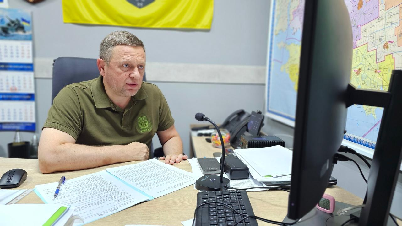 Перший заступник начальника Херсонської ОВА Дмитро Бутрій за робочим столом перед монітором комп'ютера проводить онлайн-нараду щодо проблемних питань аграрного бізнесу Херсонщини.