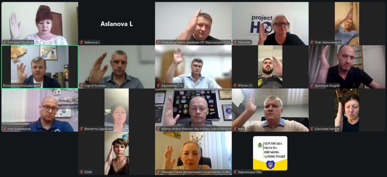 Скриншот онлайн-наради Гуманітарного штабу при Херсонській обласній військовій адміністрації. Члени штабу ухвалюють рішення, одночасно піднявши руки для голосування у своїх віконцях відеозв'язку. Серед учасників присутні представники ХОВА, зокрема Департаменту соцрозвитку, міської військової адміністрації.
