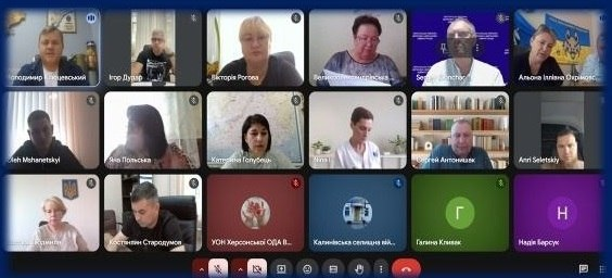 Скриншот онлайн-наради в Microsoft Teams під головуванням заступника голови Херсонської ОДА Володимира Клюцевського. На екрані представлено сітку з численними віконцями учасників відеозустрічі, серед яких посадовці ОВА, а саме представники обласного управління освіти і науки та керівники місцевих адміністрацій Херсонського та Бериславського районів.