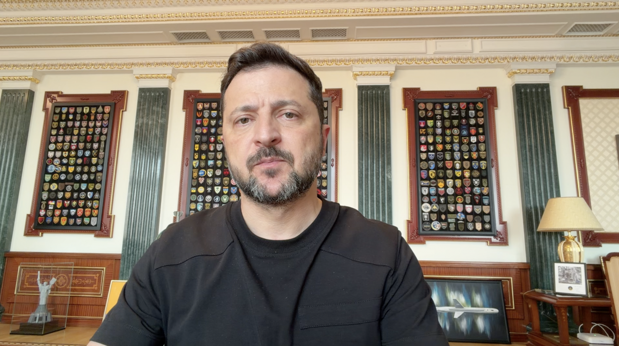 Президент України Володимир Зеленський на тлі стіни з військовими шевронами під час вечірнього звернення про випробування українських балістичних ракет.
