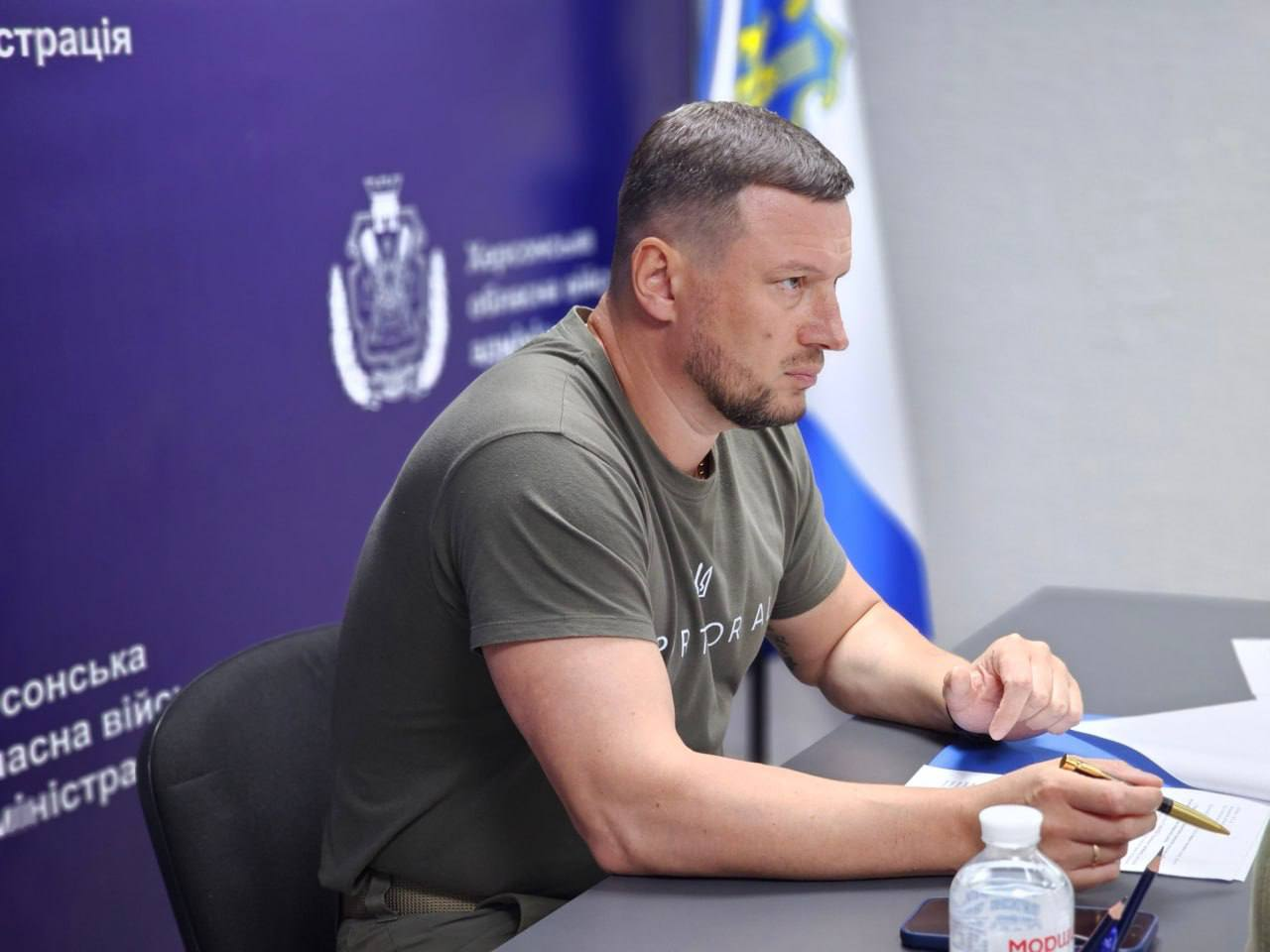 Начальник Херсонської ОВА Олександр Прокудін під час засідання Ради оборони Херсонщини, де обговорювали безпеку громадян, протидію дроновому терору РФ, обов’язкову евакуацію, а також роботу ВЛК та результати мобілізаційної кампанії в регіоні.