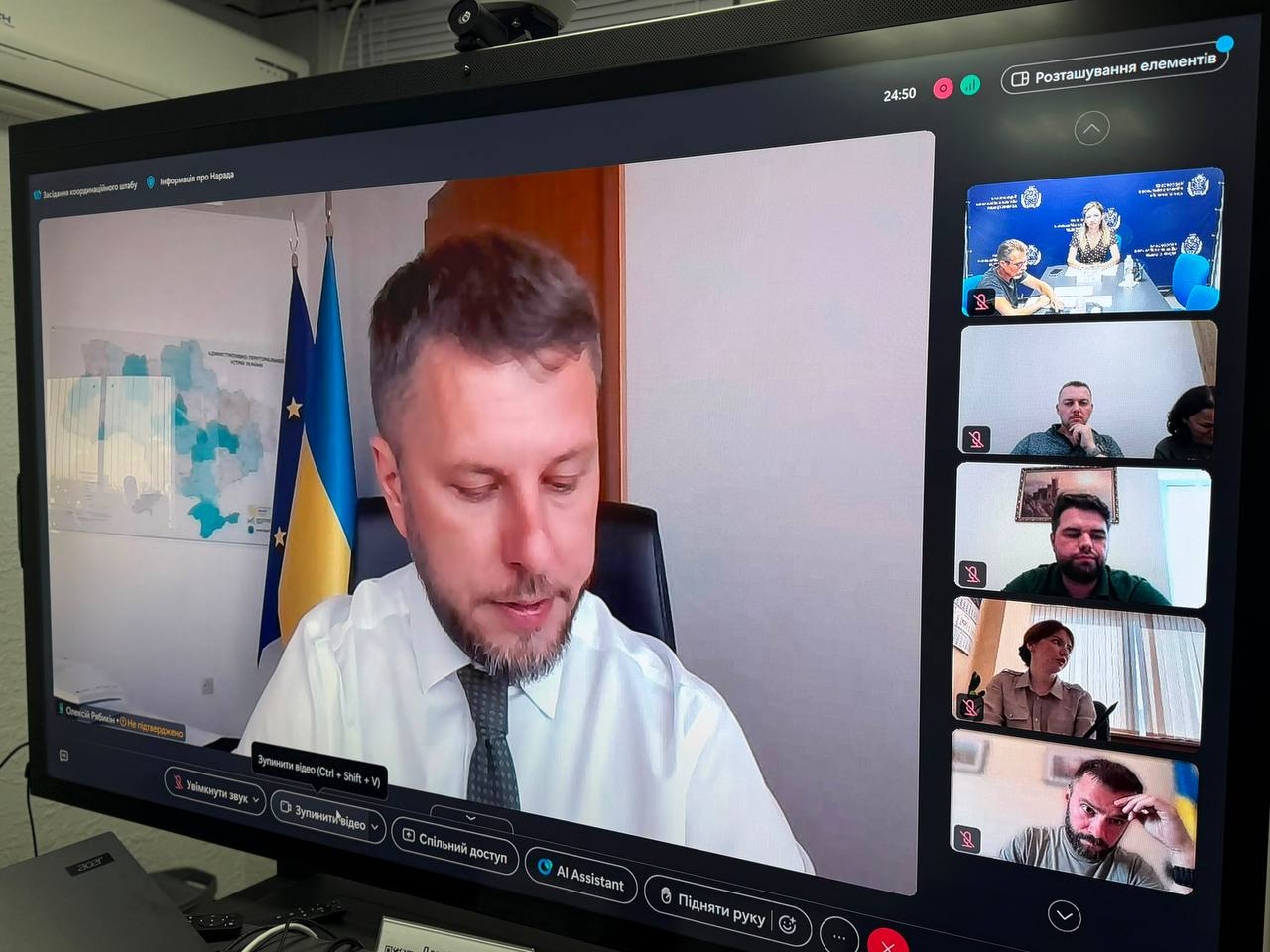 На екрані монітора зафіксовано онлайн-засідання Координаційного штабу з проведення евакуаційних заходів у форматі відеоконференції. На великому головному вікні конференції виступає заступник Міністра з відновлення Олексій Рябикін. У правому вертикальному ряду відображаються інші учасники зустрічі, зокрема у верхньому віконці видно заступницю начальника Херсонської ОВА Ольгу Малярчук та начальника управління планування заходів цивільного захисту ХОДА Володимира Бєляєва за робочим столом.