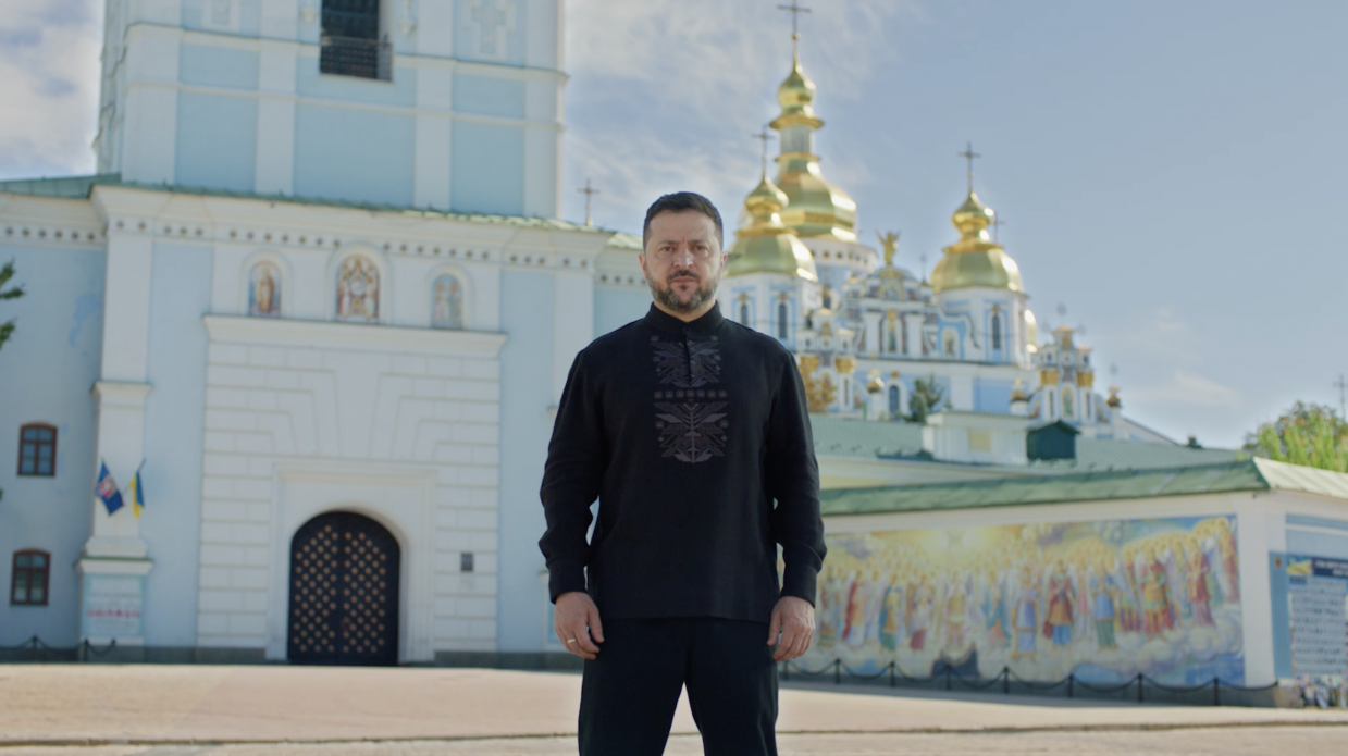 Президент України Володимир Зеленський у чорній вишиванці виголошує звернення з нагоди Дня Незалежності України на тлі Михайлівського Золотоверхого монастиря в Києві.