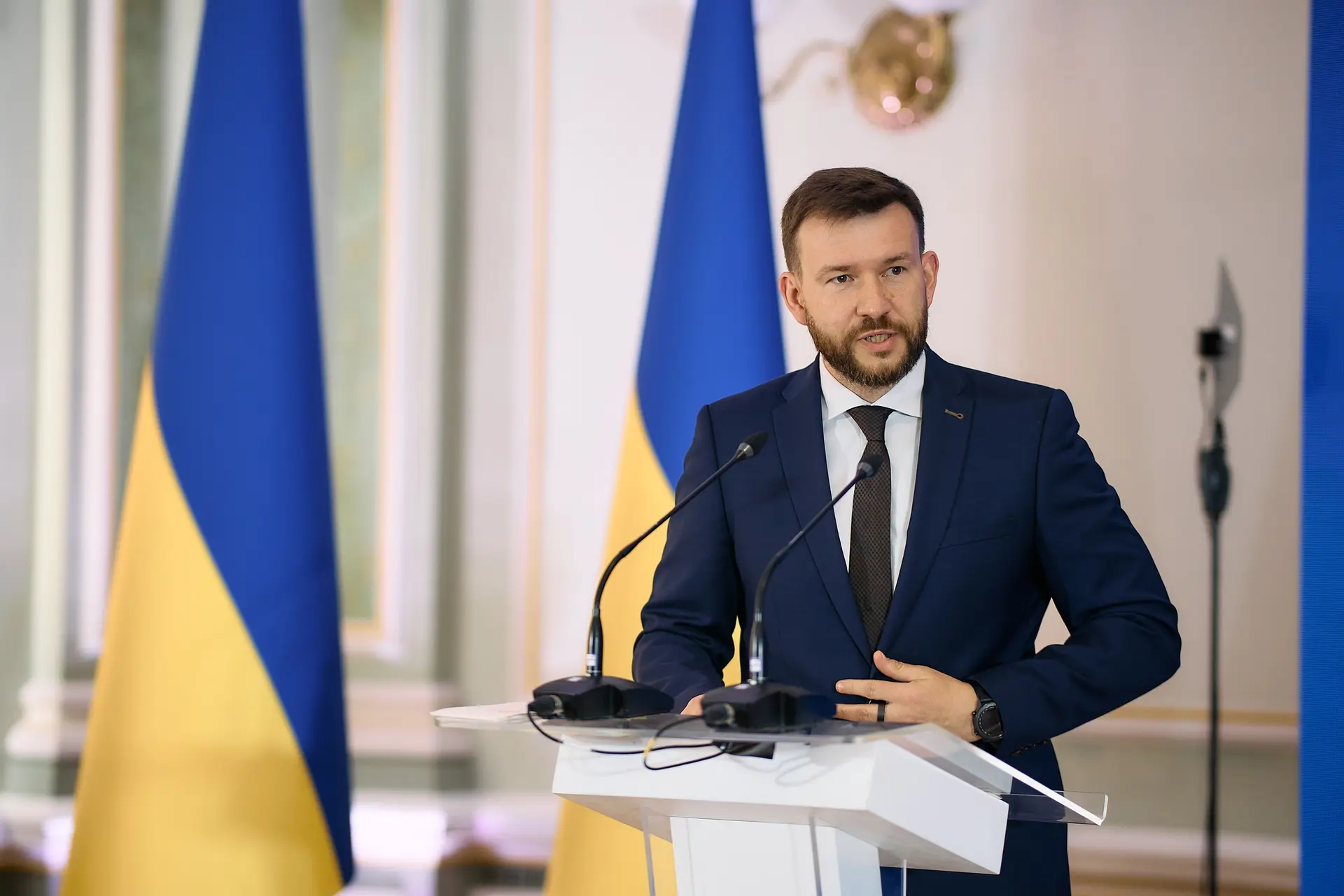 Міністр соціальної політики, сім'ї та єдності України Денис Улютін виступає з промовою на пленарній сесії, присвяченій стратегічному партнерству та співпраці держави зі світовим українством.