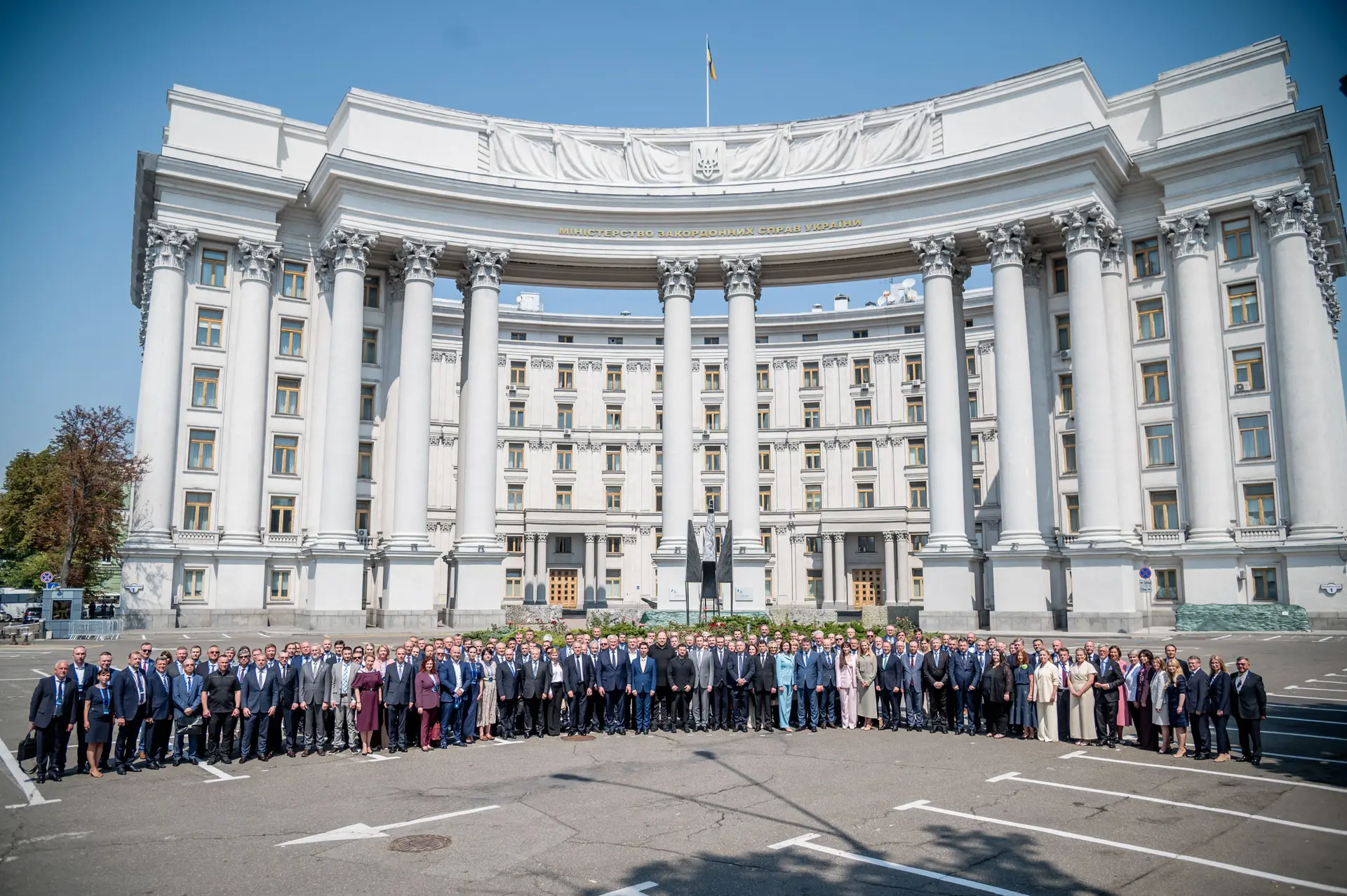 Спільне фото учасників Наради керівників закордонних дипломатичних установ України 2026 року на чолі з Міністром соціальної політики, сім'ї та єдності Денисом Улютіним на тлі будівлі Міністерства закордонних справ у Києві.