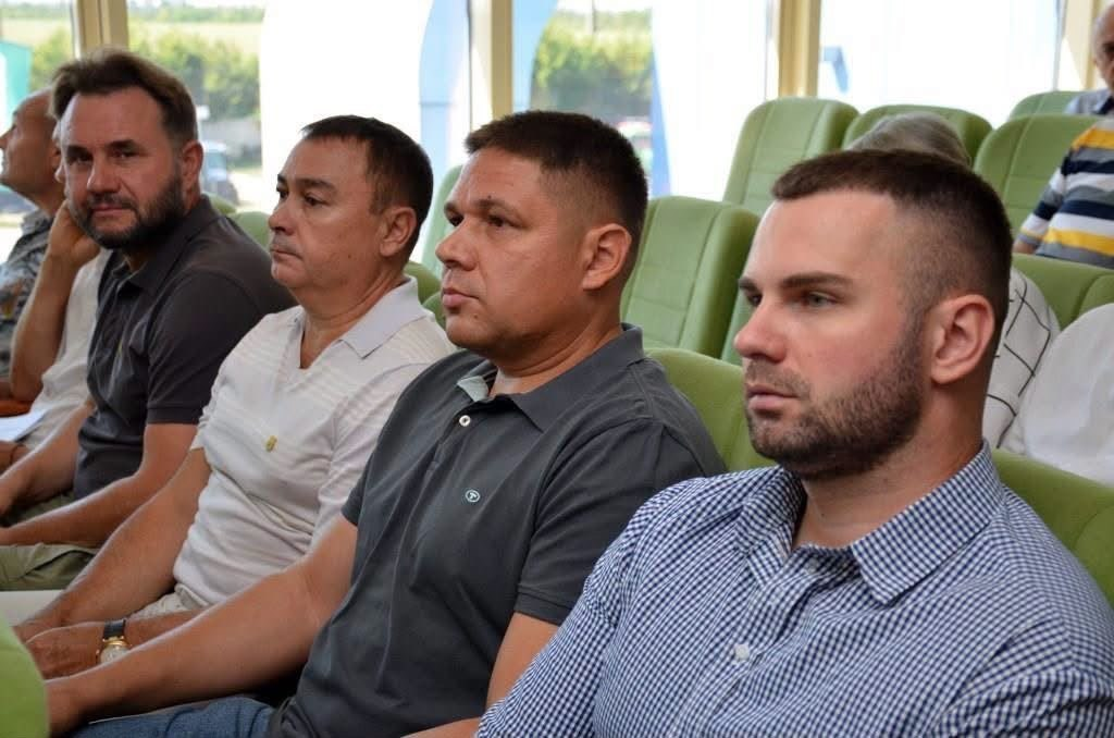 Директор Департаменту розвитку сільського господарства та зрошення Херсонської ОДА Дмитро Юнусов (у сірій футболці-поло, другий праворуч) та фермери Херсонщини сидять у ряду крісел актового залу на Кіровоградщині під час наради з Міністром аграрної політики щодо викликів та механізмів підтримки прифронтових сільгосппідприємств.
