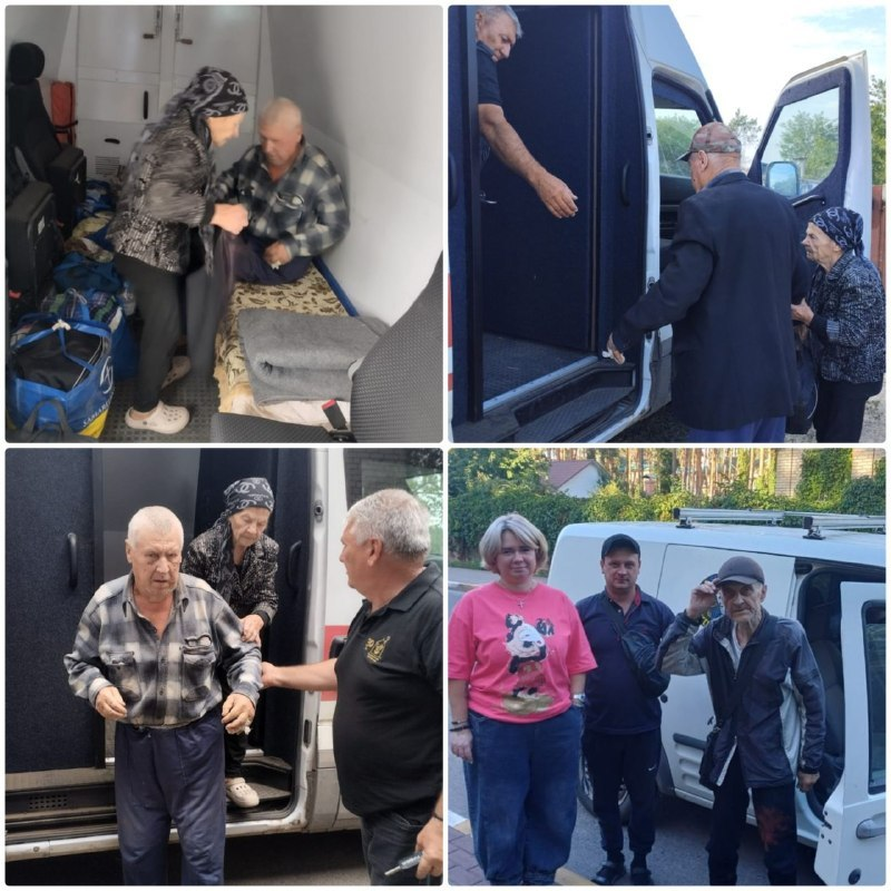 Колаж із чотирьох фотографій, на яких зафіксовано процес евакуації літніх та маломобільних жителів Бериславської громади волонтерами. На першому фото жінка в хустці допомагає літньому чоловікові підвестися зі спального місця всередині обладнаного мікроавтобуса, поруч стоять сумки з речами. На другому та третьому знімках волонтери Юрій Раков та Федір Танасогло допомагають літньому подружжю з Раківки вийти з пасажирського салону білого буса для передачі медикам. На четвертому кадрі евакуйований чоловік з Урожайного разом із волонтером Вадимом Романівим та жінкою в рожевій футболці позують на вулиці біля білого автомобіля перед відправкою до лікарні.