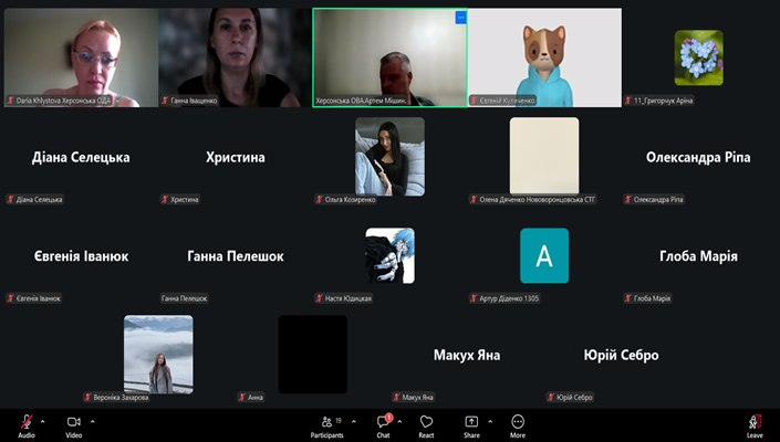 Екран монітора відображає велику сітку учасників онлайн-наради в Zoom, де члени Молодіжного конгресу Херсонщини проходять навчання з підвищення обізнаності щодо економіки регіону в умовах війни та стратегічного бачення його відновлення. В інтерфейсі програми зафіксовано віконця користувачів, розміщених у чотири ряди. У верхньому ряду ліворуч Дарія Хлистова (Daria Khlystova Херсонська ОДА) та Ганна Іващенко присутні з увімкненими камерами, по центру в активному зеленому контурі виступає спікер — директор Департаменту розвитку економіки ХОДА Артем Мішин (Херсонська ОВА Артем Мішин), а праворуч видно анімовану аватарку Євгенія Куличенка та зображення квітів Аріни Григорук. У нижчих рядах розміщені віконця інших слухачів із числа молоді, серед яких підписані Діана Селецька, Христина, Ольга Козиренко, Олена Дяченко Нововоронцовська СГГ, Олександра Ріпа, Євгенія Іванюк, Ганна Пелешок, Настя Юдицька, Артур Діанко, Глоба Марія, Вероніка Захарова, Анна, Макух Яна та Юрій Себро, які ознайомлюються з особливостями планування витрат бюджетів та обговорюють ключовий принцип «Build Back Better — Відновити краще, ніж було».