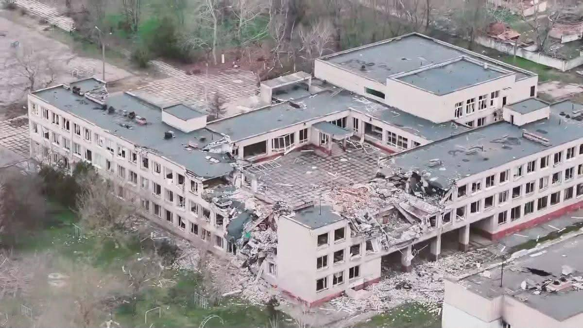 Знімок із дрона фіксує масштабні руйнування великої триповерхової будівлі навчального закладу на Херсонщині, що ілюструє наслідки війни на тлі заяви Голови МЗС Андрія Сибіги про створену РФ гуманітарну катастрофу в окупованих громадах області. Центральна частина споруди зазнала тотальних пошкоджень від обстрілів: перекриття кількох поверхів повністю обвалилися, утворивши великі завали з цегли та бетонних плит у внутрішньому дворі. По всьому периметру корпусів вибито вікна, понівечено покрівлю та фасадні елементи, що підкреслює критичну ситуацію з безпекою та руйнування цивільної інфраструктури регіону, питання якої Україна системно порушує на міжнародних майданчиках, зокрема в Раді Безпеки ООН.