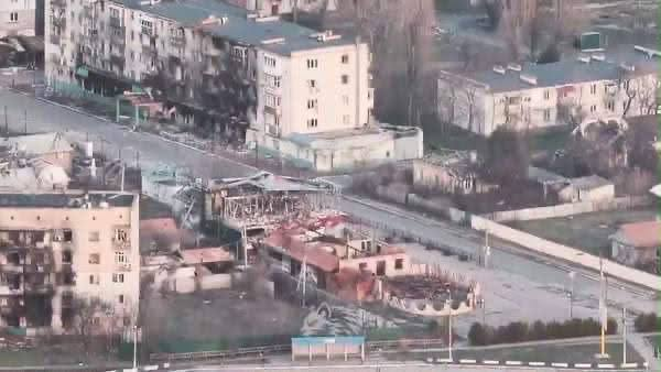Панорамний знімок з дрона від 34-ї окремої бригади морської піхоти «Борисфен» фіксує масштабні руйнування цивільної інфраструктури та житлових кварталів міста Олешки, що ілюструє заяву глави МЗС Андрія Сибіги про створену РФ гуманітарну катастрофу на окупованому лівобережжі Херсонщини. У верхній частині кадру розташований довгий багатоповерховий будинок, фасад якого сильно обгорів, має зруйновані стіни та випалені віконні прорізи після ворожих обстрілів. На передньому плані поблизу зупинки громадського транспорту видно повністю знищені одноповерхові комерційні та приватні споруди, від яких залишилися лише понівечені каркаси й обгорілі стіни, що підкреслює критичні масштаби руйнувань, за які Росія має нести відповідальність на міжнародній арені та під час засідань Генеральної Асамблеї ООН.