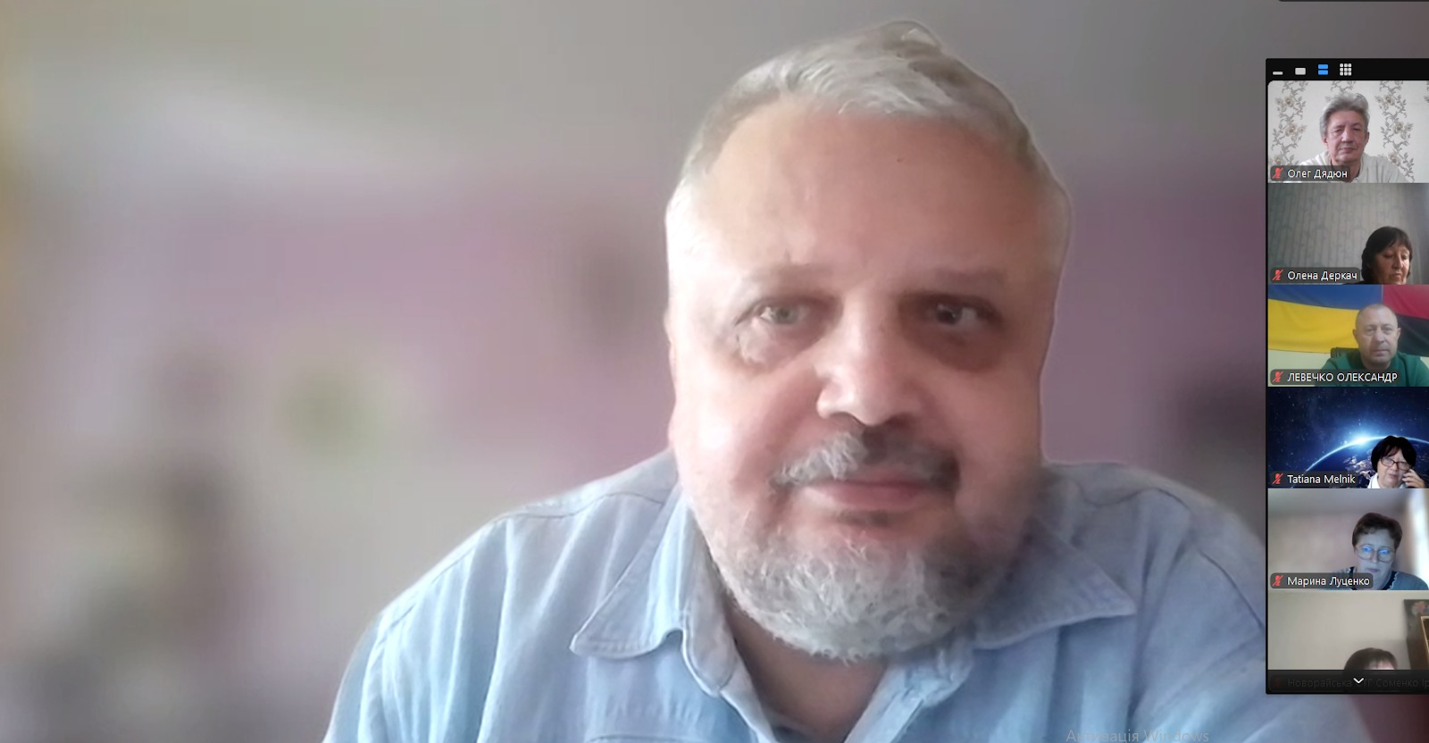 Експерт Причорноморського центру політичних та соціальних досліджень Дементій Білий  зосереджено виступає як тренер під час онлайн-тренінгу «Підвищення прозорості місцевої влади в сучасних умовах» для жителів та представників громад Херсонщини. Спікер показаний на розмитому тлі стіни кімнати, а у правій частині екрана комп'ютера виведено вертикальний стовпчик із віконцями відеотрансляцій інших учасників та організаторів конференції, які обговорюють практичні інструменти відкритості та взаємодії влади з мешканцями в умовах воєнного стану.