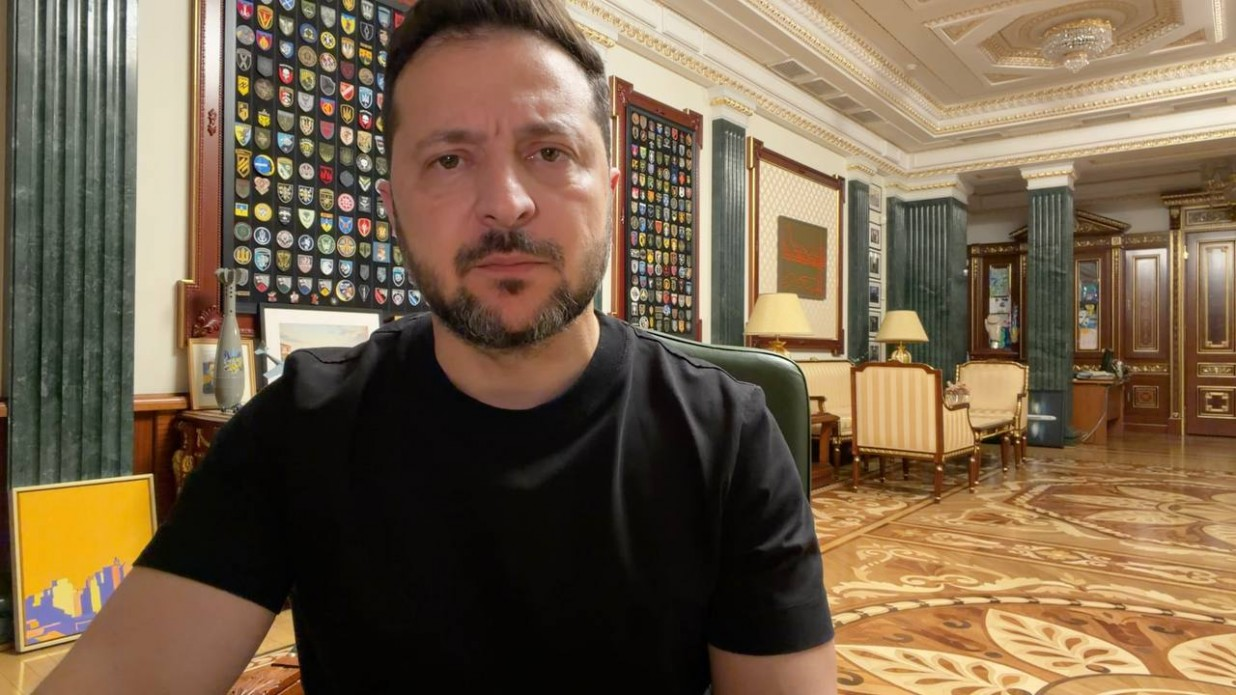Президент України Володимир Зеленський записав вечірнє відеозвернення з кабінету на Банковій після засідання Ставки щодо активної оборони на фронті та значних втрат окупантів, зокрема біля Добропілля. Глава держави у чорній футболці серйозно дивиться в камеру на тлі інтер'єру з колонами, стендами з шевронами бригад ЗСУ та класичними меблями. У своїй промові лідер відзначив воїнів «Азову», «Буревію», 95-ї бригади ДШВ, 413-го полку СБС, 104-ї бригади ТрО та загону «Фенікс» ДПСУ. Володимир Зеленський також поінформував про переговори з лідерами Німеччини, НАТО, Польщі, Норвегії, Литви та командою Президента Америки щодо оборонних пакетів і готовності України до чесного енергетичного припинення вогню за умови аналогічних кроків з боку Росії.