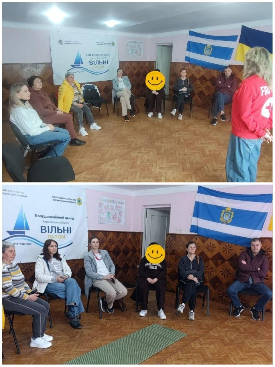 Чернівецький координаційний центр «Вільні разом» продовжує надавати всебічну підтримку переселенцям з Херсонщини, організувавши для ВПО важливий майстер-клас «Надання першої допомоги» від представників Товариства Червоного Хреста України, що зафіксовано на двох світлинах колажу. На обох фотографіях у світлій залі з дерев'яним паркетом на тлі офіційного банера хабу у Чернівцях, державного прапора України та синьо-білого прапора Херсона півколом розсілися херсонці. На верхньому кадрі праворуч спиною до об'єктива стоїть тренерка у червоній кофті Червоного Хреста, а на нижньому знімку детально показано обличчя відвідувачів, які вивчають алгоритми самодопомоги поруч із розгорнутим на підлозі зеленим тренувальним карематом. Проведений практичний тренінг спрямований на відпрацювання алгоритмів дій на догоспітальному етапі при невідкладних станах, які можуть включати сильні кровотечі, термічні опіки або раптову зупинку дихання.
