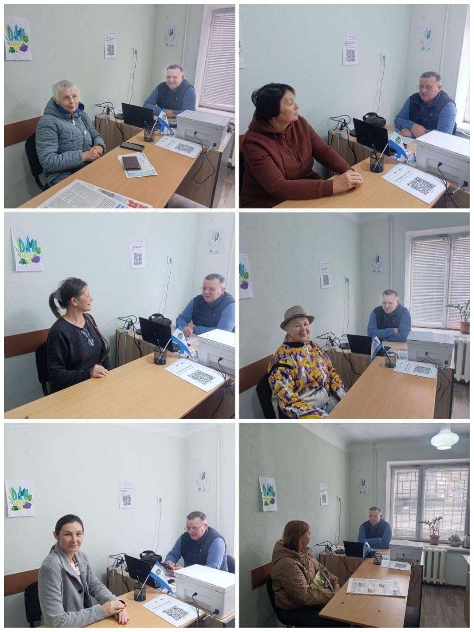 Колаж із шести фотографій демонструє робочі моменти прийому громадян, який у Чернівецькому координаційному центрі «Вільні разом» проводив начальник Виноградівської сільської військової адміністрації В.Л. Мельниченко для внутрішньо переміщених осіб з Херсонщини. На кожному зі знімків зафіксовано, як чоловік у темно-синьому жилеті — керівник адміністрації В.Л. Мельниченко — сидить за робочим столом і веде індивідуальні консультації з актуальних адміністративних та соціальних питань, спілкуючись із різними відвідувачками хабу, які звертаються по допомогу. Робочі зустрічі проходять у світлому кабінеті, де відвідувачі сидять навпроти посадовця, а на столах розміщено ноутбук, принтер, документи з QR-кодами та маленький прапорець України. На світло-зелених стінах кімнати висять патріотичні дитячі малюнки та інформаційні оголошення.