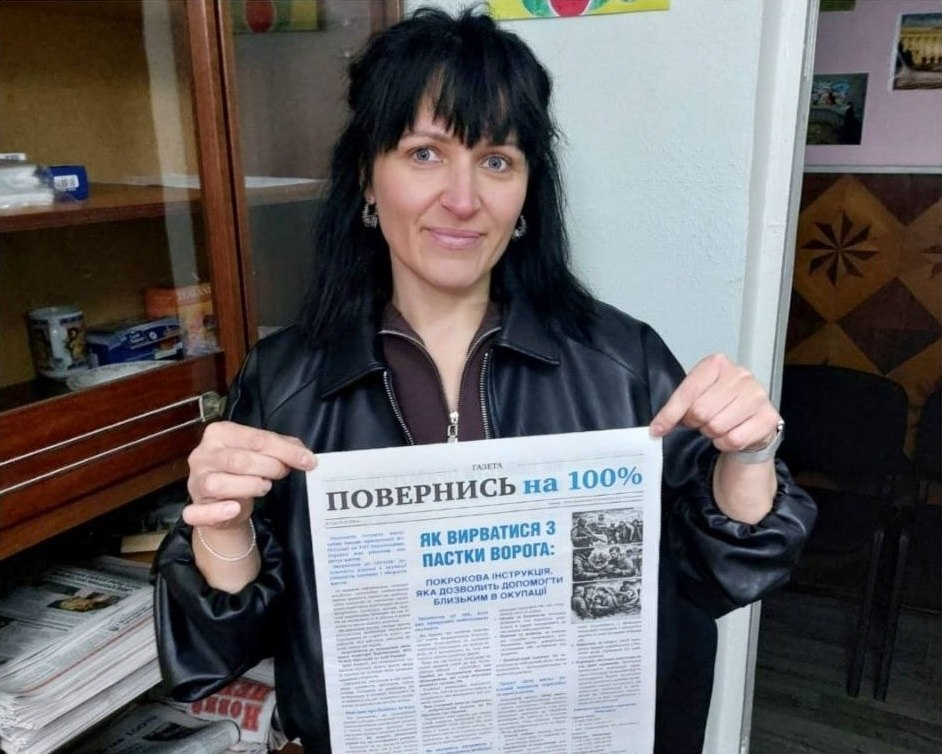 У Чернівецькому координаційному центрі «Вільні разом» переселенцям з Херсонщини безкоштовно розповсюджують друковану пресу для інформування про правила безпеки та евакуації. На світлині у приміщенні з меблями темного дерева зображена брюнетка середнього віку у чорній шкіряній куртці, яка тримає обома руками розгорнуту інформаційну газету «Повернись на 100%». На першій шпальті видання великими літерами нанесено заголовок «ЯК ВИРВАТИСЯ З ПАСТКИ ВОРОГА: ПОКРОКОВА ІНСТРУКЦІЯ, ЯКА ДОЗВОЛИТЬ ДОПОМОГТИ БЛИЗЬКИМ В ОКУПАЦІЇ» та розміщено три чорно-білі фотографії евакуаційного процесу. З лівого боку на полиці скляної сервант-шафи видно стопку інших примірників газет, а внизу частково помітно кольорову обкладинку друкованого видання «Новий день».