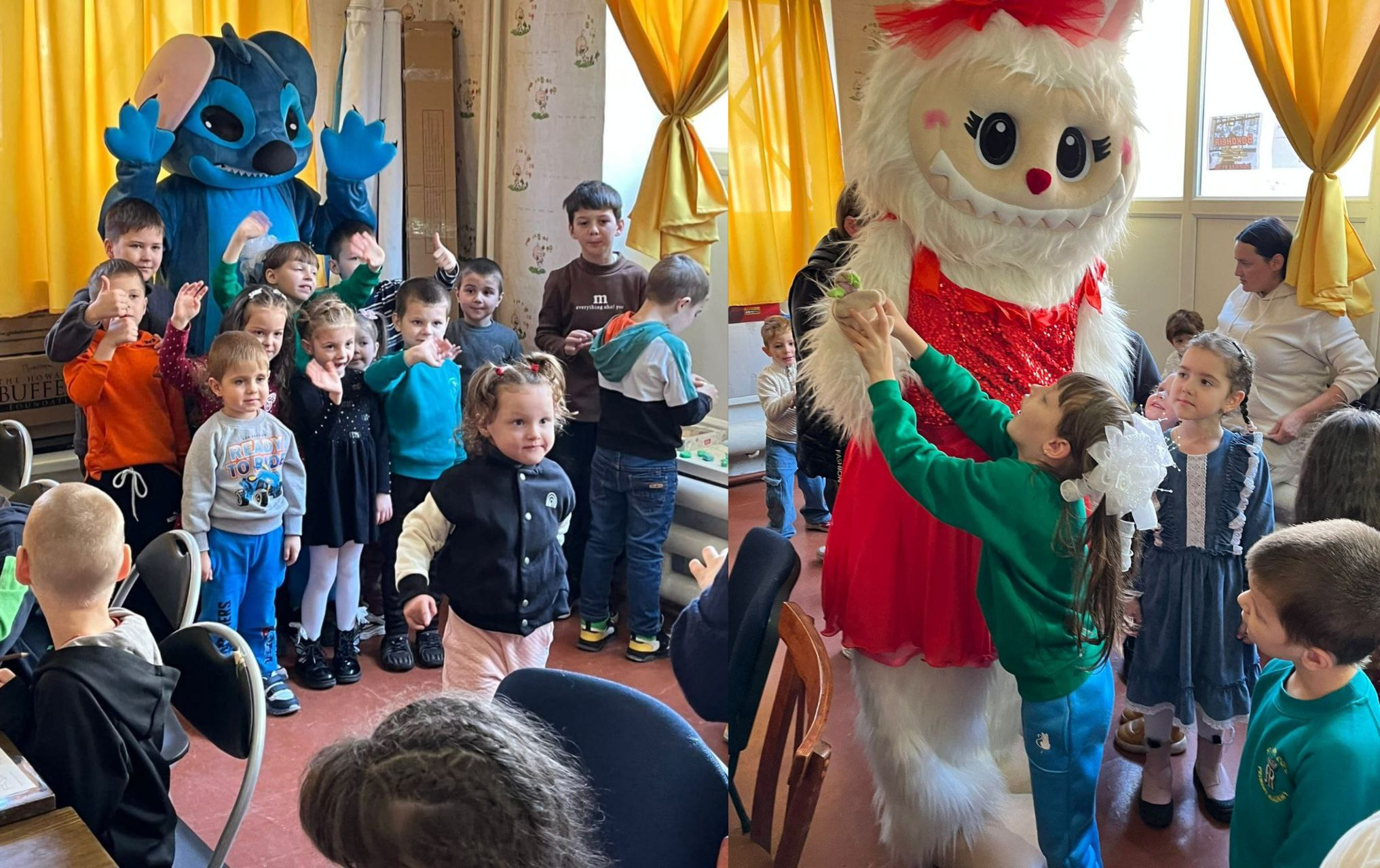 Діти граються з двома ростовими ляльками-костюмами на заході у приміщенні: одна лялька синього кольору (Стіч) знаходиться зліва, а інша, велика біла пухнаста лялька у червоній сукні – справа. Діти усміхаються і взаємодіють з персонажами.