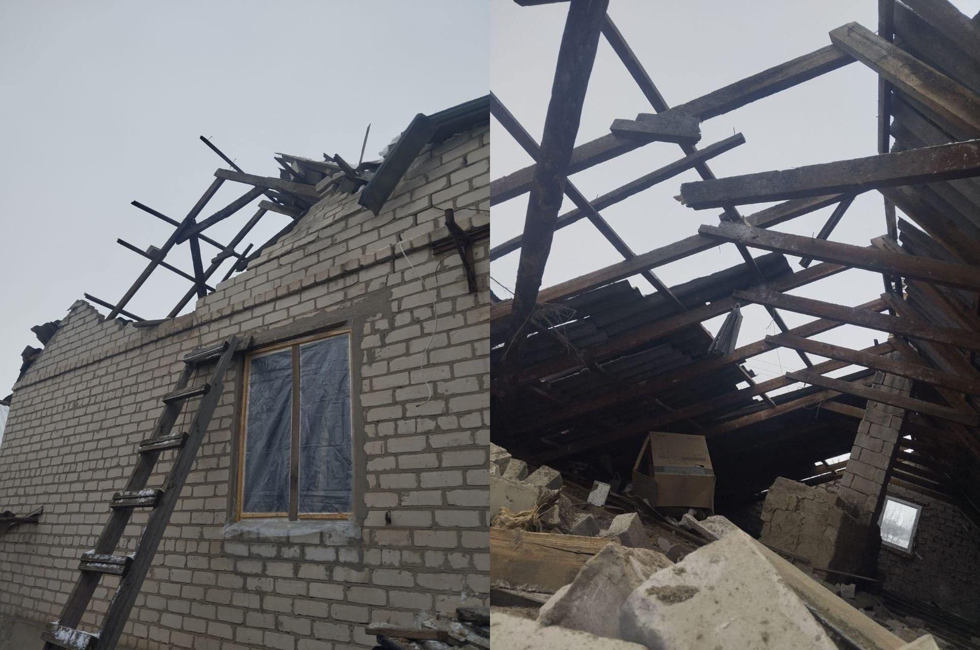 Колаж із двох фотографій пошкодженого цегляного будинку із забитим плівкою вікном. На знімках видно зруйнований дах із оголеними дерев'яними балками та купи будівельного сміття.