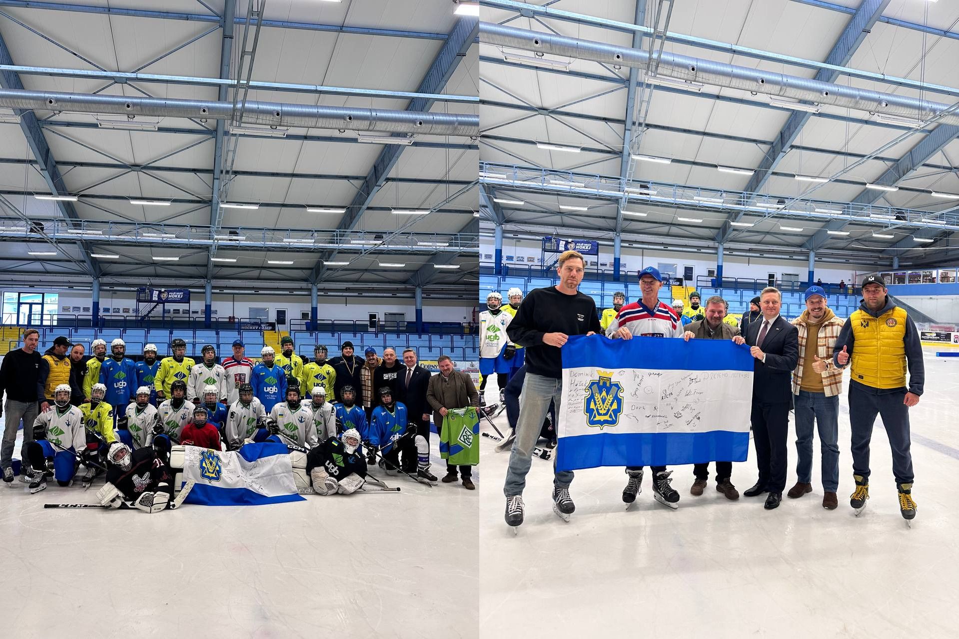 Ліва частина зображення: Велика група людей стоїть і сидить на льоду. Більшість з них — хокеїсти у формі двох команд (одна в синьо-жовтій формі, інша в біло-зеленій або біло-синій), деякі з повним екіпіруванням. Перед ними на льоду розкладено великий синьо-жовтий прапор (кольори прапора України). Поруч із хокеїстами стоять кілька цивільних чоловіків у темному одязі та костюмах. Права частина зображення: Менша група чоловіків стоїть на льоду. У центрі двоє чоловіків у спортивному одязі та на ковзанах тримають великий синьо-жовтий прапор із написами (автографами) та емблемами (зокрема, схожою на український тризуб) - це прапор Херсонської області. Поруч із ними стоять кілька чоловіків у цивільному одязі (костюмах та куртках). Загальний фон для обох частин: Внутрішня частина великого спортивного комплексу з високою стелею, металевими конструкціями та яскравим освітленням над льодовою ареною.