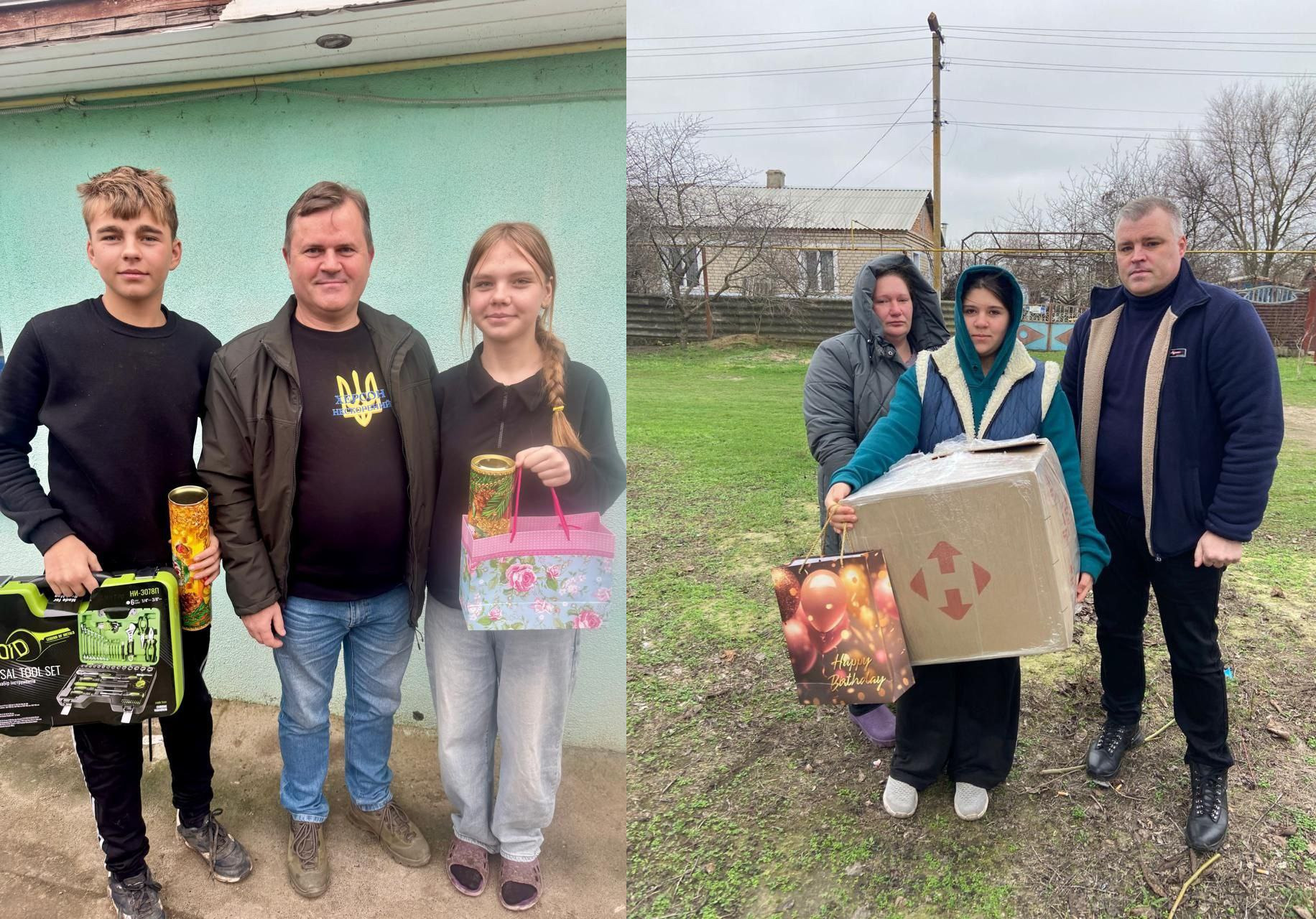 Колаж з двох зображень: зліва — сім'я з трьох людей (двоє хлопців і чоловік) стоїть на подвір'ї, тримаючи подарунки; справа — сім'я з чотирьох людей (чоловік і три жінки) стоїть на вулиці, тримаючи велику картонну коробку та пакети.