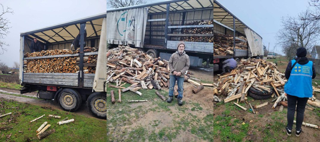 Здвоєне фото, що зображує доставку дров. На лівому та правому кадрах видно велику вантажівку з причепом, завантажену акуратно складеними дровами, а на землі перед нею лежить велика купа розколотих і подрібнених дров. У центрі стоїть чоловік у шапці та куртці, а праворуч – волонтер у блакитному жилеті з написом: КАРІТАС і символікою України.