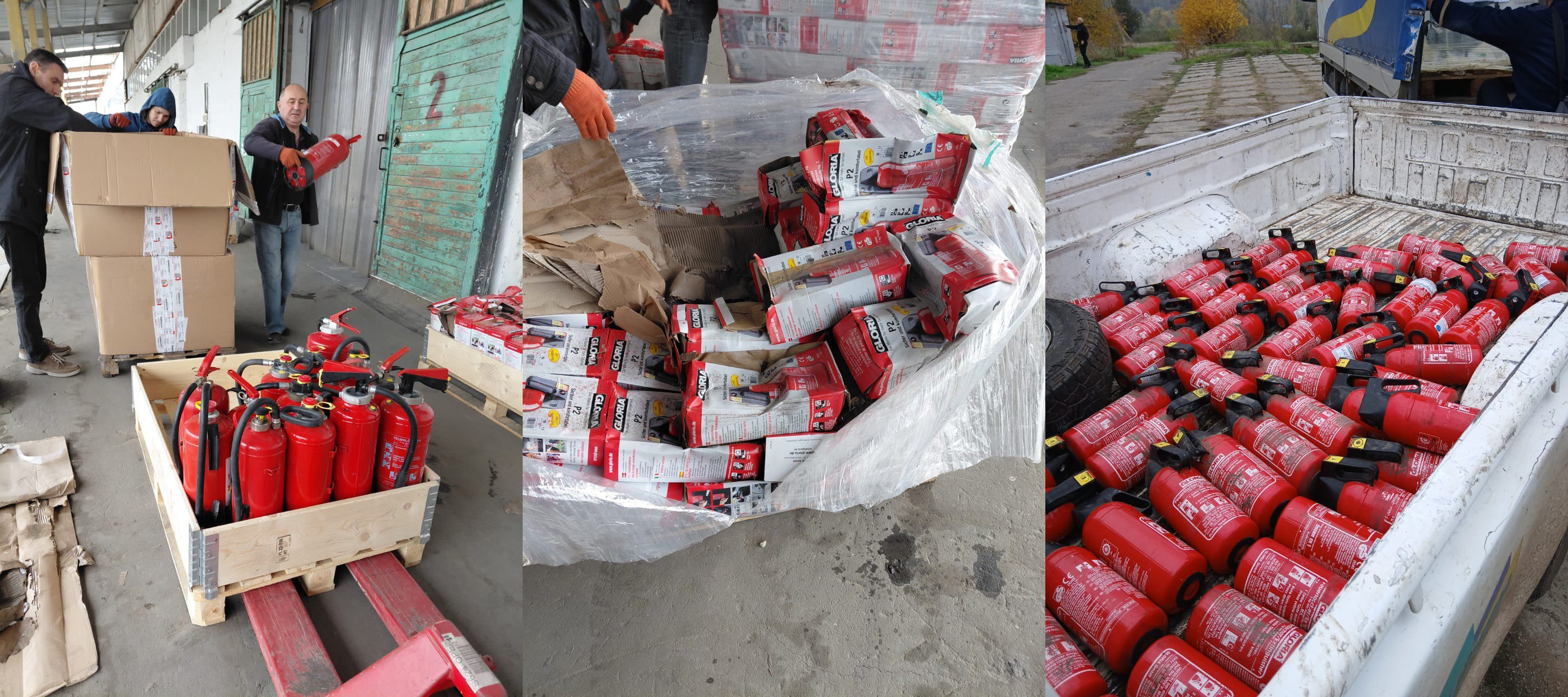 Колаж із трьох кадрів, що відображає отримання та транспортування великої кількості червоних вогнегасників. На кадрах видно, як вогнегасники запаковані в коробки та дерев'яні ящики на піддонах у приміщенні складу, а також завантажені у відкритий кузов вантажівки.