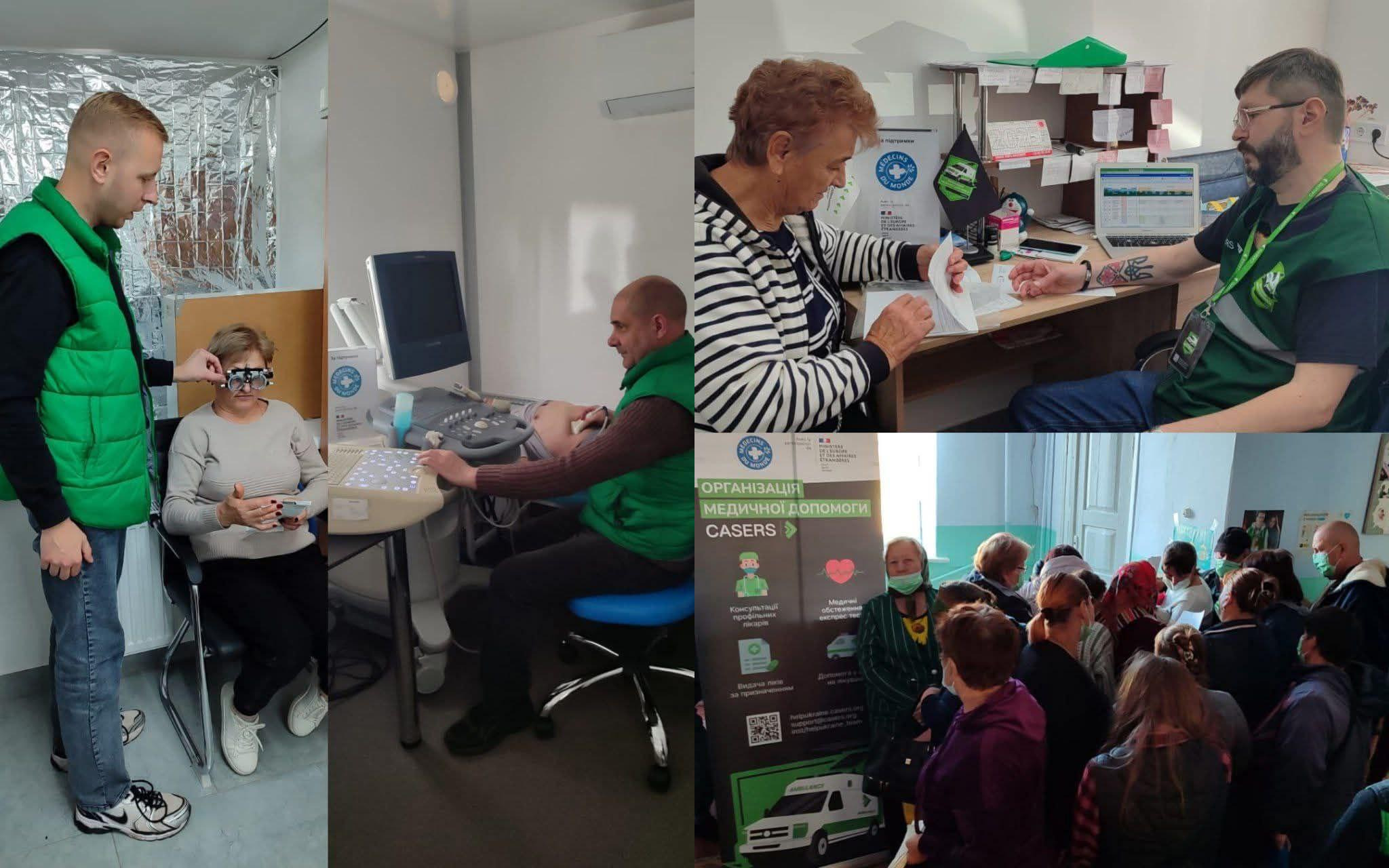 Колаж із чотирьох фотографій, що відображають різні аспекти надання медичної допомоги. Лікарі (члени команди CASERS у зелених жилетах) проводять обстеження пацієнтів: перевірку зору, УЗД та консультації. На одному з фото видно велике скупчення людей, які очікують на допомогу, та інформаційний стенд про організацію CASERS.