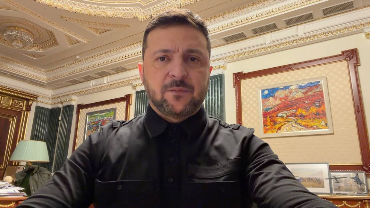 Чоловік у чорній сорочці виступає зі зверненням на тлі офіційного кабінету. Інтер’єр приміщення оздоблений позолоченою ліпниною на стелі, на стінах розміщені картини у класичних рамах та настільна лампа з великим абажуром.