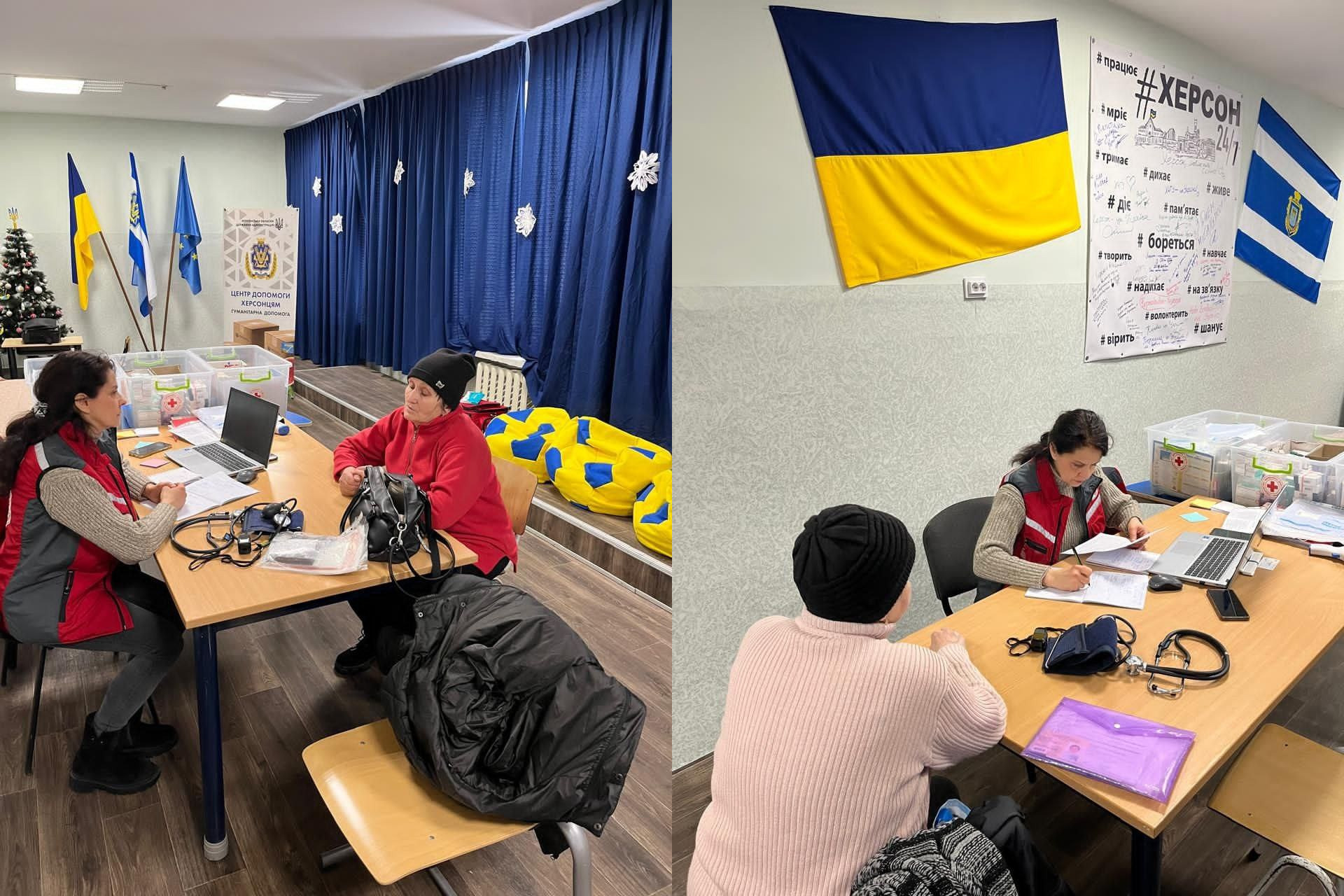 Колаж із двох світлин, на яких зафіксовано роботу у волонтерському штабі міста Херсон. На лівій частині жінка-волонтер у червоному жилеті консультує відвідувачку в червоній кофті та чорній шапці; на столі лежать медичні прилади, ноутбук та документи. На правій частині та ж волонтерка заповнює папери, сидячи навпроти іншої жінки у світло-рожевому светрі на фоні українського прапора та патріотичного стенда.