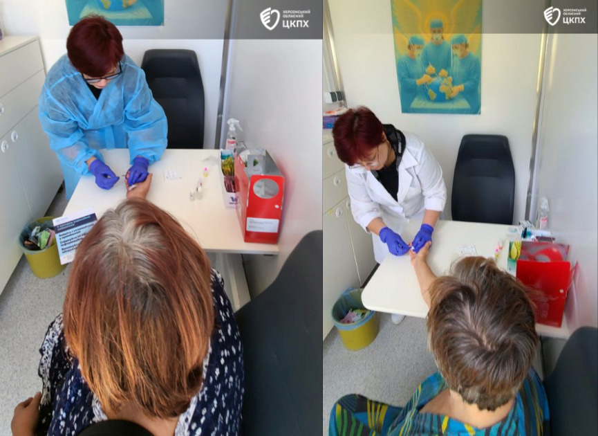 Колаж із двох фотографій, на яких медичний працівник у захисному одязі та рукавичках проводить процедуру забору крові з пальця пацієнтів для проведення швидких тестів. На столі розміщено медичне приладдя та червоний бокс для відходів.