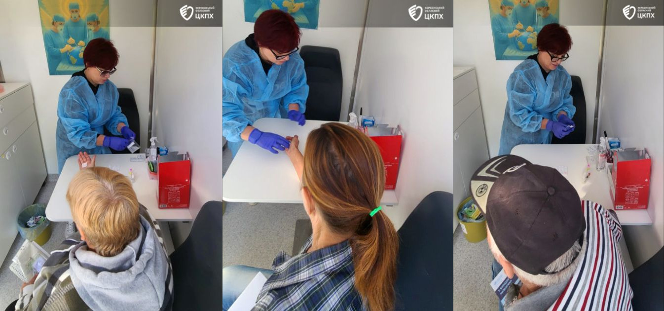 Колаж із трьох фотографій, на яких медичний працівник у захисному халаті та рукавичках проводить забір крові з пальця у пацієнтів для експрес-тестування. Процес відбувається у медичному кабінеті, на столі видно інструменти для тестування та червоний контейнер для утилізації.