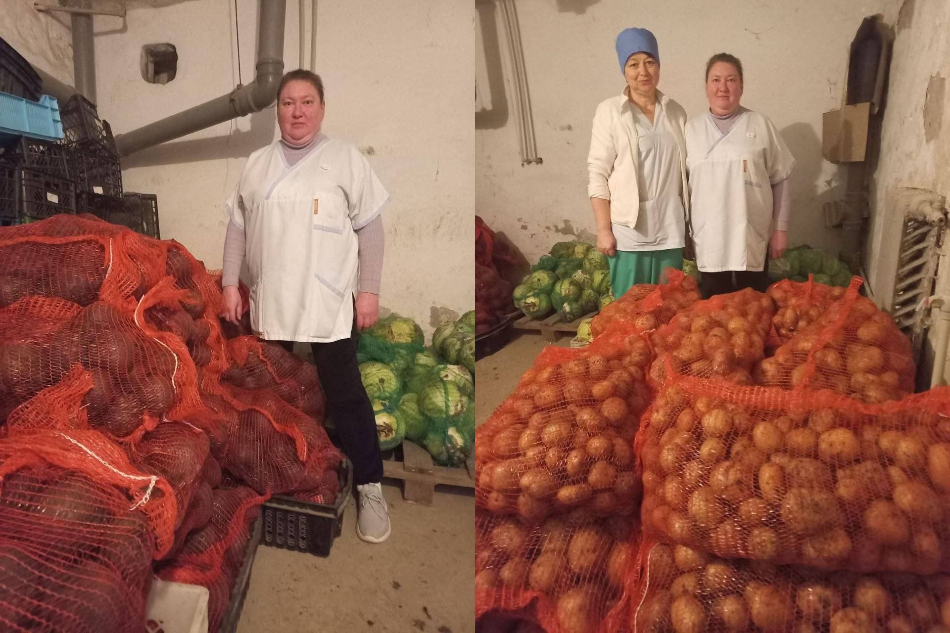 Здвоєний знімок, що показує жінок у медичній або робочій уніформі серед великих запасів овочів, складених у сітки, у підвальному або складському приміщенні. На лівому кадрі жінка стоїть біля сіток із буряком та капустою. На правому кадрі дві жінки стоять на тлі великої купи сіток із картоплею та капустою.