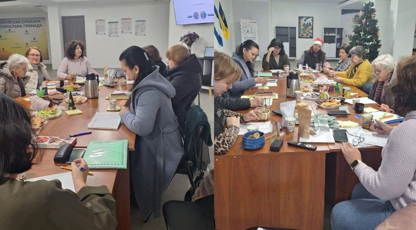 Колаж із двох фотографій робочої зустрічі представників громад. Жінки сидять за великим спільним столом, обговорюють документи та роблять нотатки. На столі стоять термоси, чашки з напоями та частування. У приміщенні панує робоча атмосфера, на задньому плані одного з фото видно прикрашену ялинку та інформаційні стенди територіальних громад.