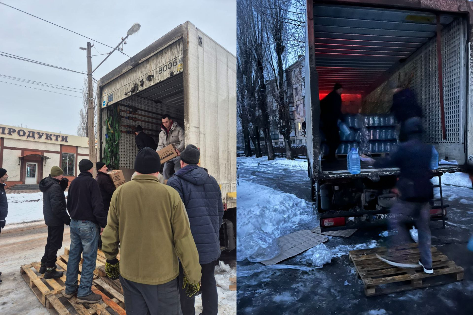 Колаж розвантаження допомоги: ліворуч — чоловіки вивантажують коробки з фури вдень; праворуч — видача бутлів із водою з вантажівки у сутінках.
