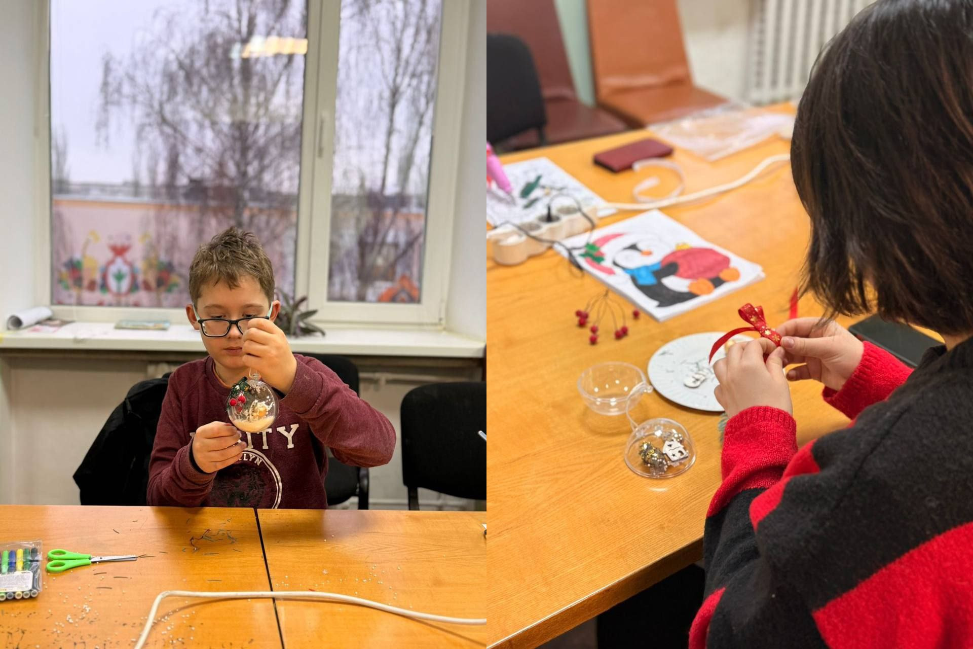 Дві фотографії, що зображують процес створення новорічних прикрас. Ліворуч — хлопчик у бордовій кофті та окулярах сидить за дерев'яним столом біля вікна і зосереджено працює над створенням прозорої ялинкової кульки-діорами. Праворуч — інша дитина сидить за столом, займаючись декоруванням прозорої кульки, прив'язуючи червону стрічку. На столі видно матеріали для рукоділля, включаючи мініатюрні ягоди та інструкції.
