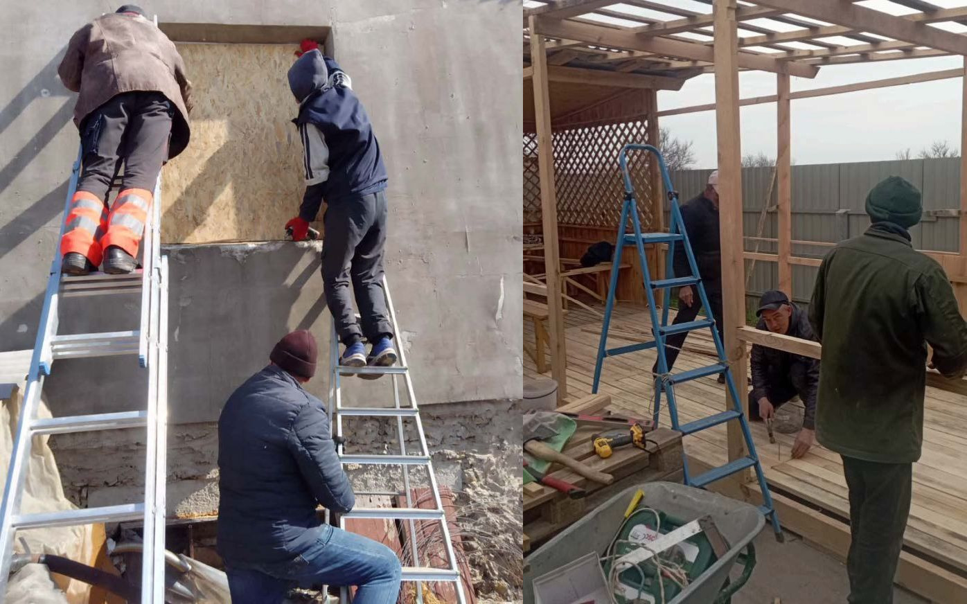 Колаж із двох фотографій, що демонструють будівельні роботи: на першому фото двоє робітників на драбинах забивають віконний проріз ОСБ-плитою, на другому — чоловіки монтують дерев'яну підлогу та каркас споруди.