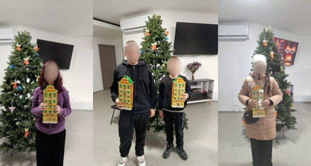 Колаж із трьох фотографій, на яких діти та підлітки стоять біля прикрашеної ялинки та тримають у руках святкові подарункові набори у формі яскравих будиночків. Обличчя на знімках розмиті для захисту приватності.