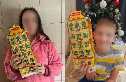 Колаж із двох фотографій. На першій — дівчина у рожевій кофті тримає великий подарунковий набір у формі яскравого будинку. На другій — хлопчик демонструє аналогічний подарунок на фоні вбраної ялинки. Обличчя на фото розмиті для дотримання приватності.