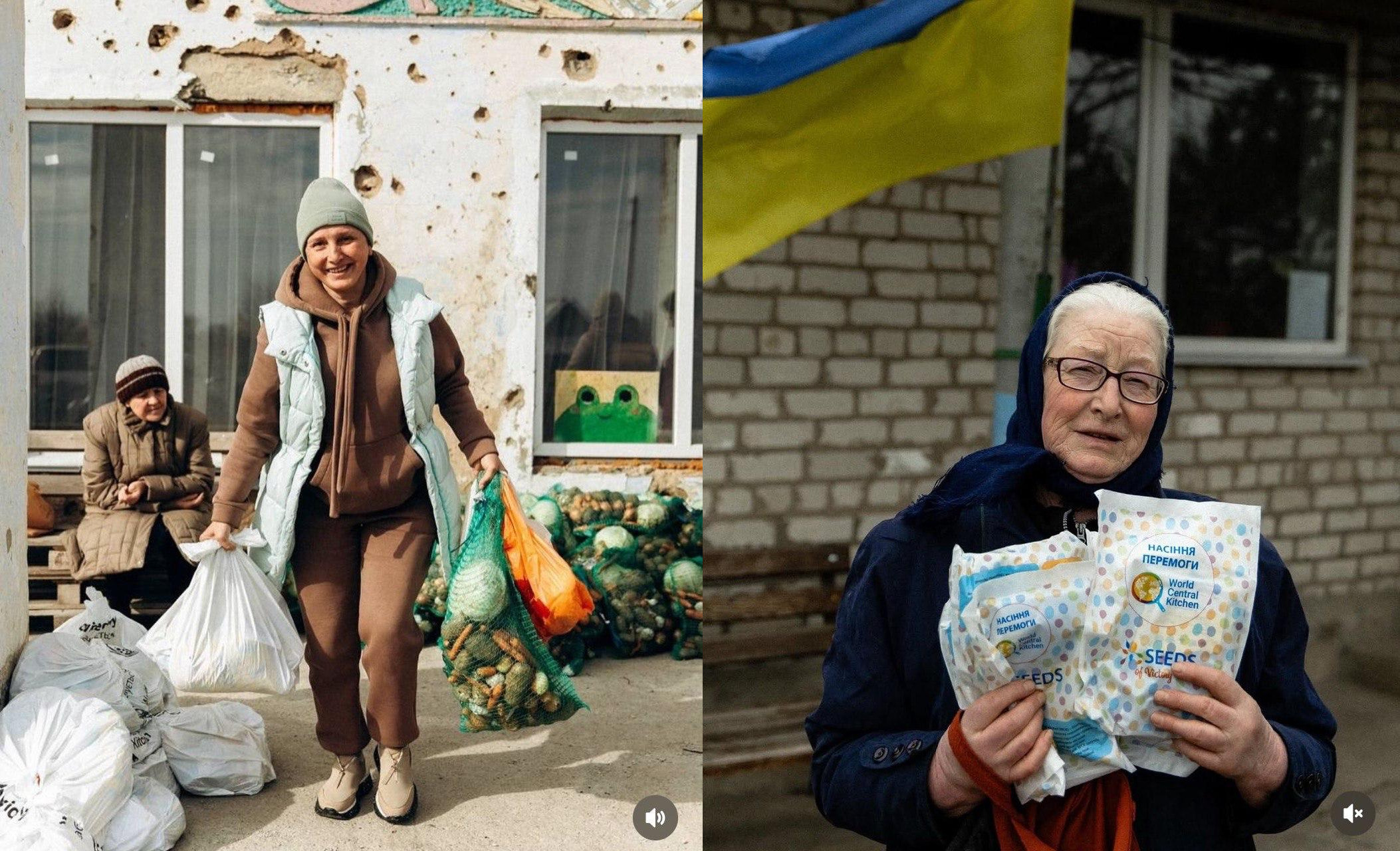 Колаж із двох фотографій про надання гуманітарної допомоги від World Central Kitchen. На лівому фото жінка несе важкі сітки з овочами та білі пакунки на тлі будівлі зі слідами обстрілів. На правому фото літня жінка тримає пакунки з насінням під назвою «Насіння перемоги» поруч із державним прапором України.