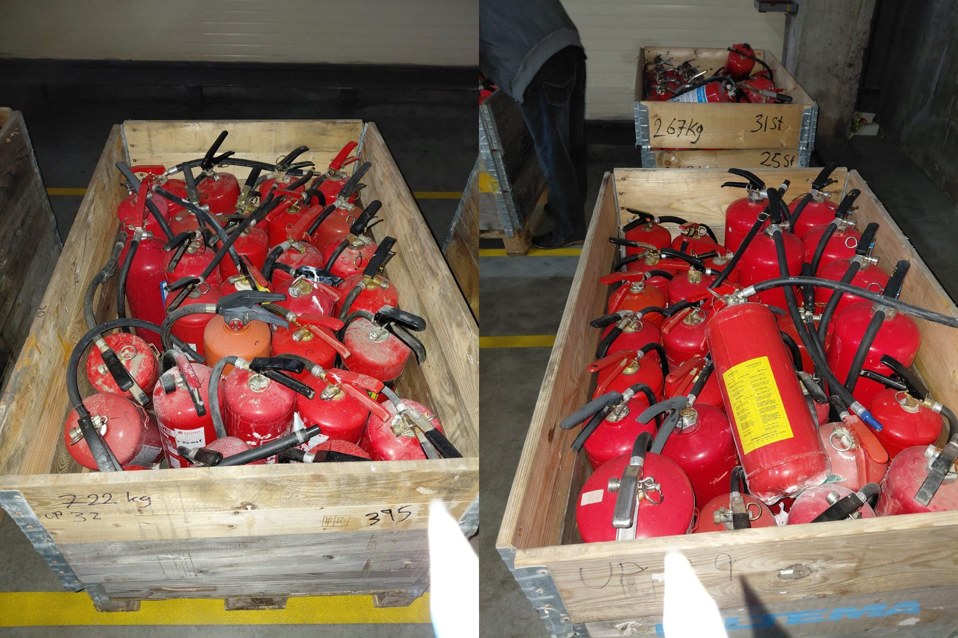 Великі дерев'яні ящики, заповнені численними червоними вогнегасниками. На бортах ящиків маркером нанесені позначки про вагу та кількість одиниць товару.