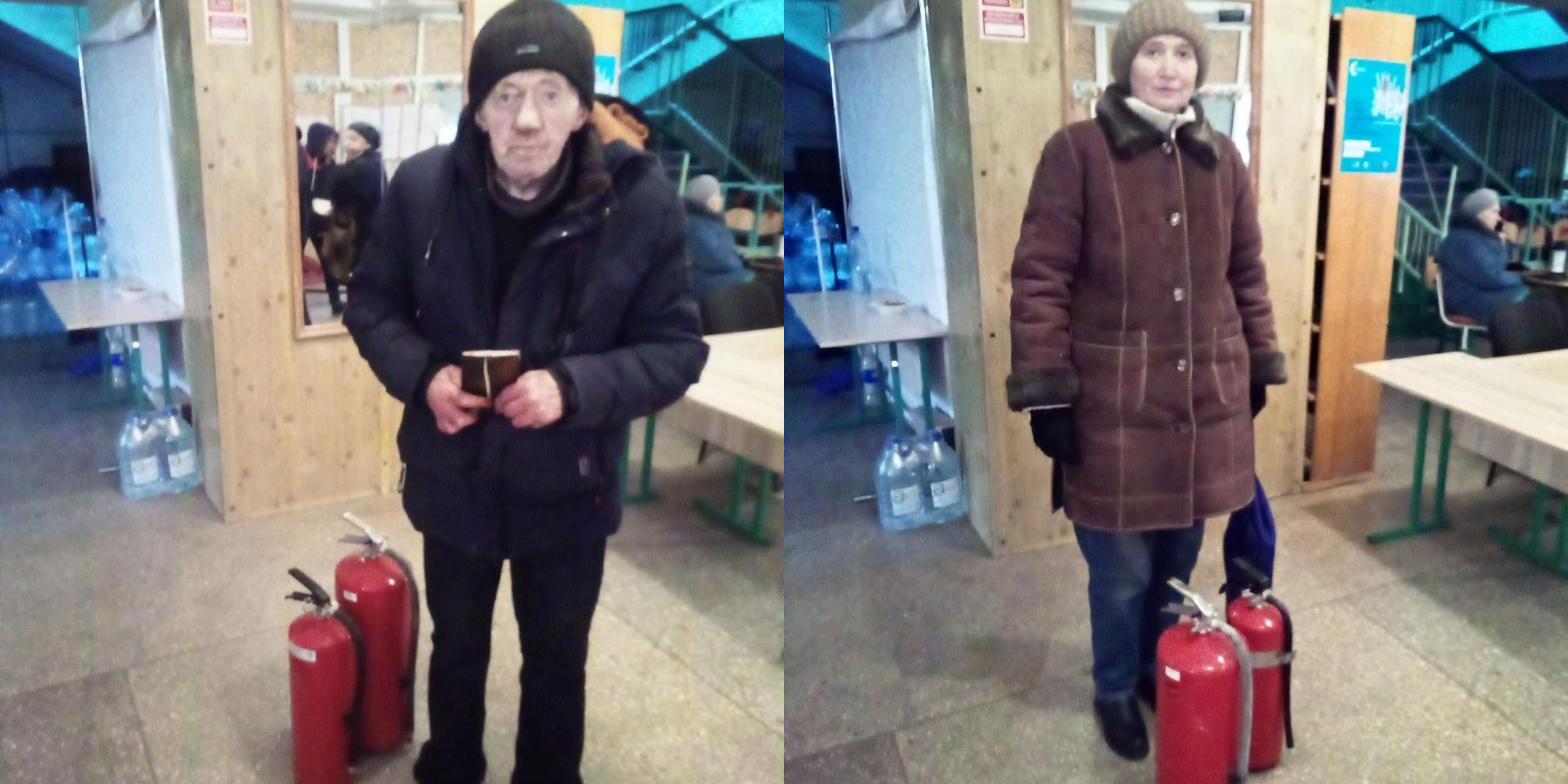 Колаж із двох фотографій, на яких люди отримують засоби пожежної безпеки. На лівому фото чоловік у зимовому одязі стоїть поруч із двома червоними вогнегасниками, що стоять на підлозі. На правому фото жінка в коричневому пальті також стоїть біля двох вогнегасників у приміщенні з меблями та інформаційними стендами.